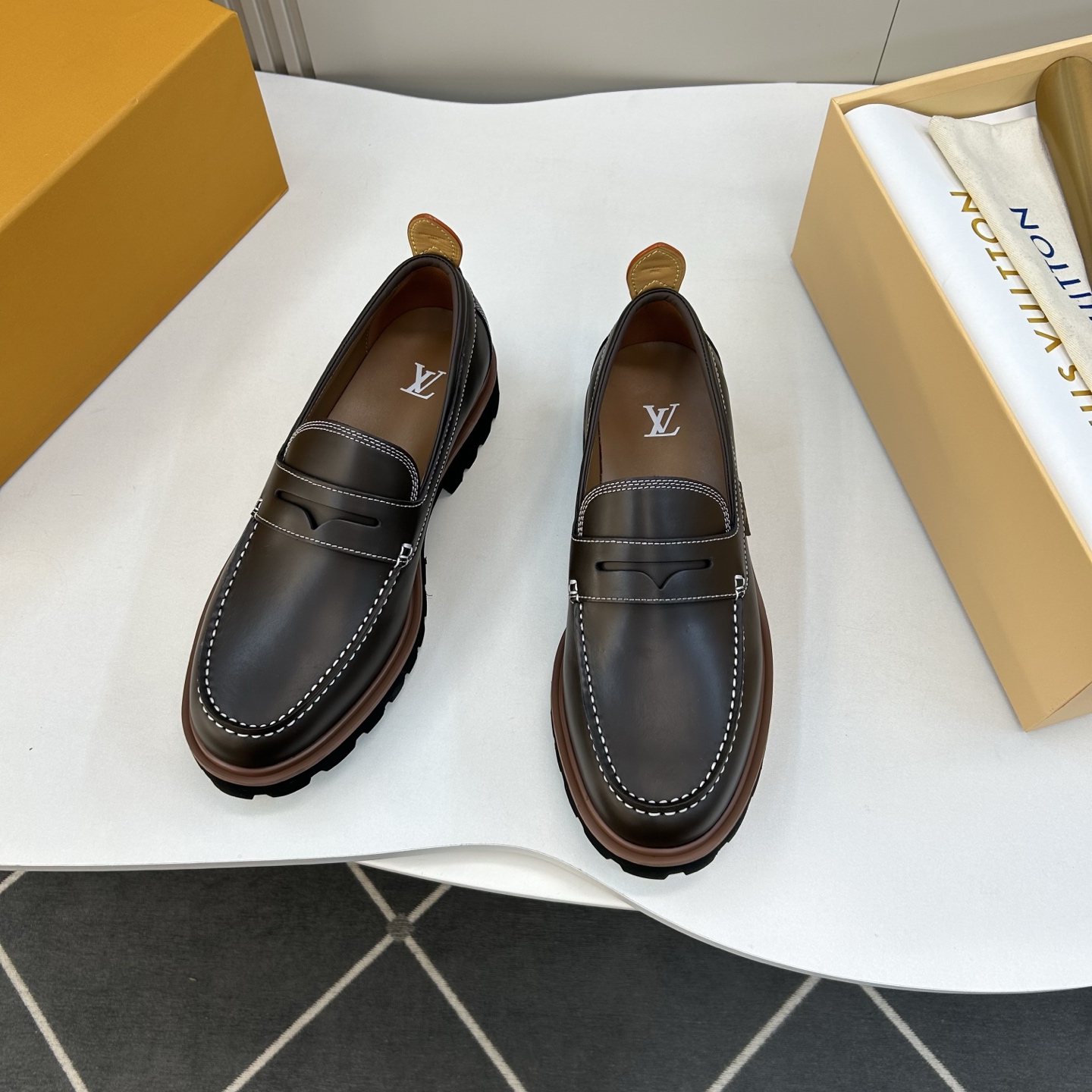 ⚠️【LO  ＊*V】⚠️高品质，顶尖工艺品⚠️男士时尚经典乐福鞋⚠️正码：39－44(6.5一9）⚠️