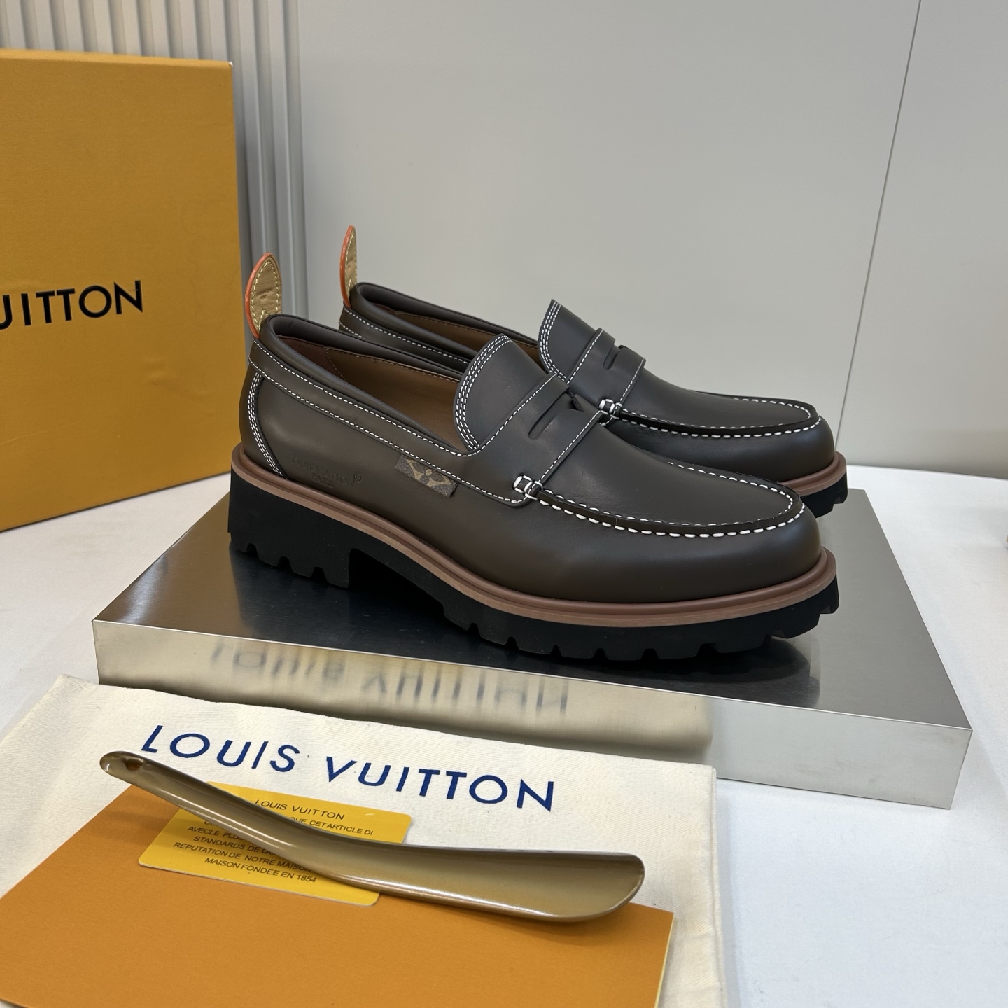 ⚠️【LO  ＊*V】⚠️高品质，顶尖工艺品⚠️男士时尚经典乐福鞋⚠️正码：39－44(6.5一9）⚠️