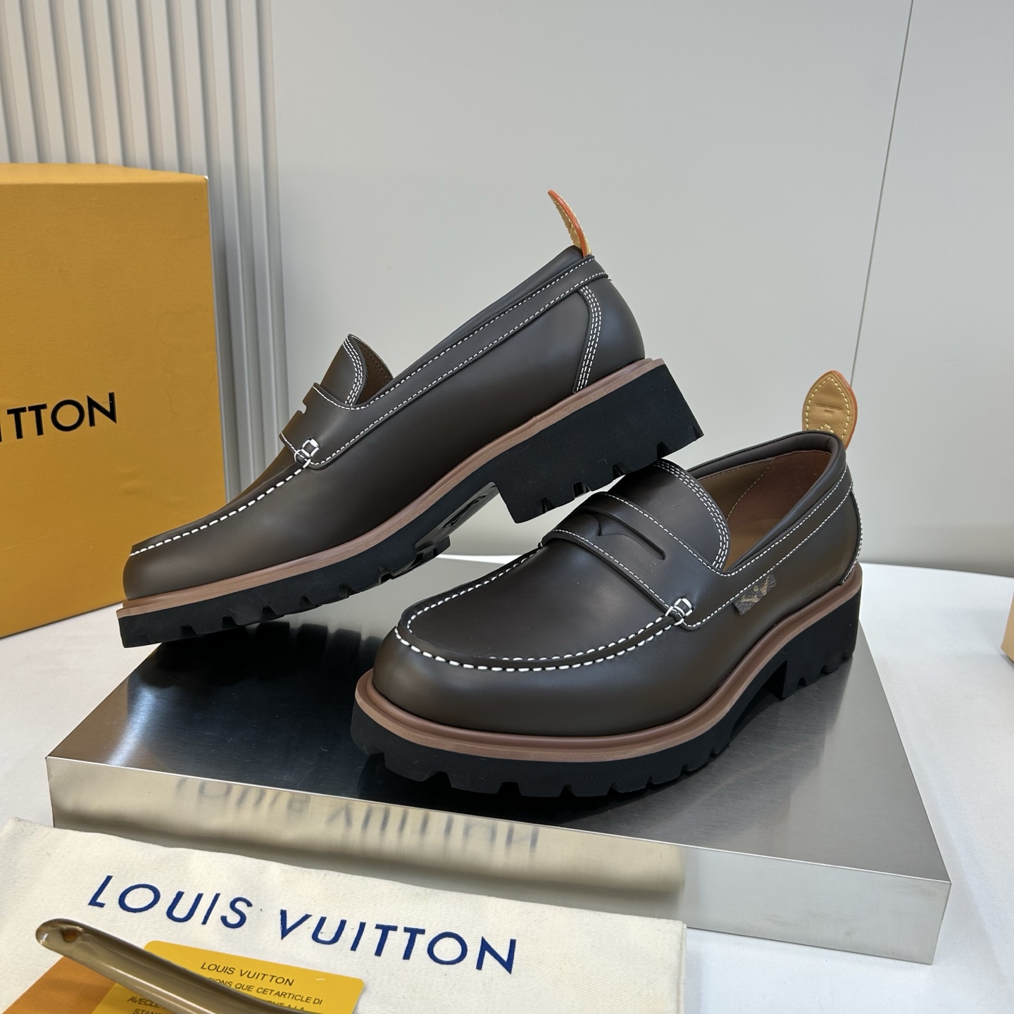⚠️【LO  ＊*V】⚠️高品质，顶尖工艺品⚠️男士时尚经典乐福鞋⚠️正码：39－44(6.5一9）⚠️