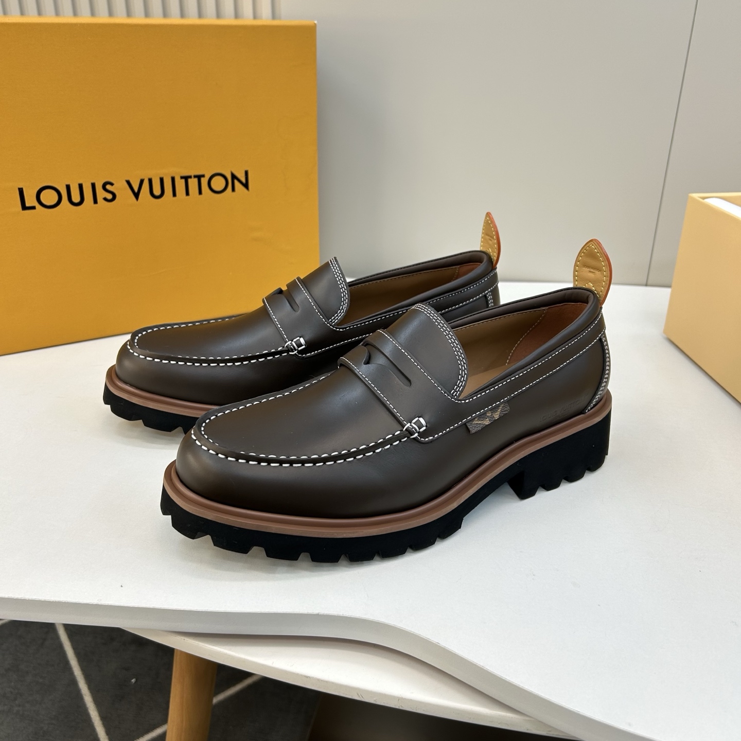⚠️【LO  ＊*V】⚠️高品质，顶尖工艺品⚠️男士时尚经典乐福鞋⚠️正码：39－44(6.5一9）⚠️