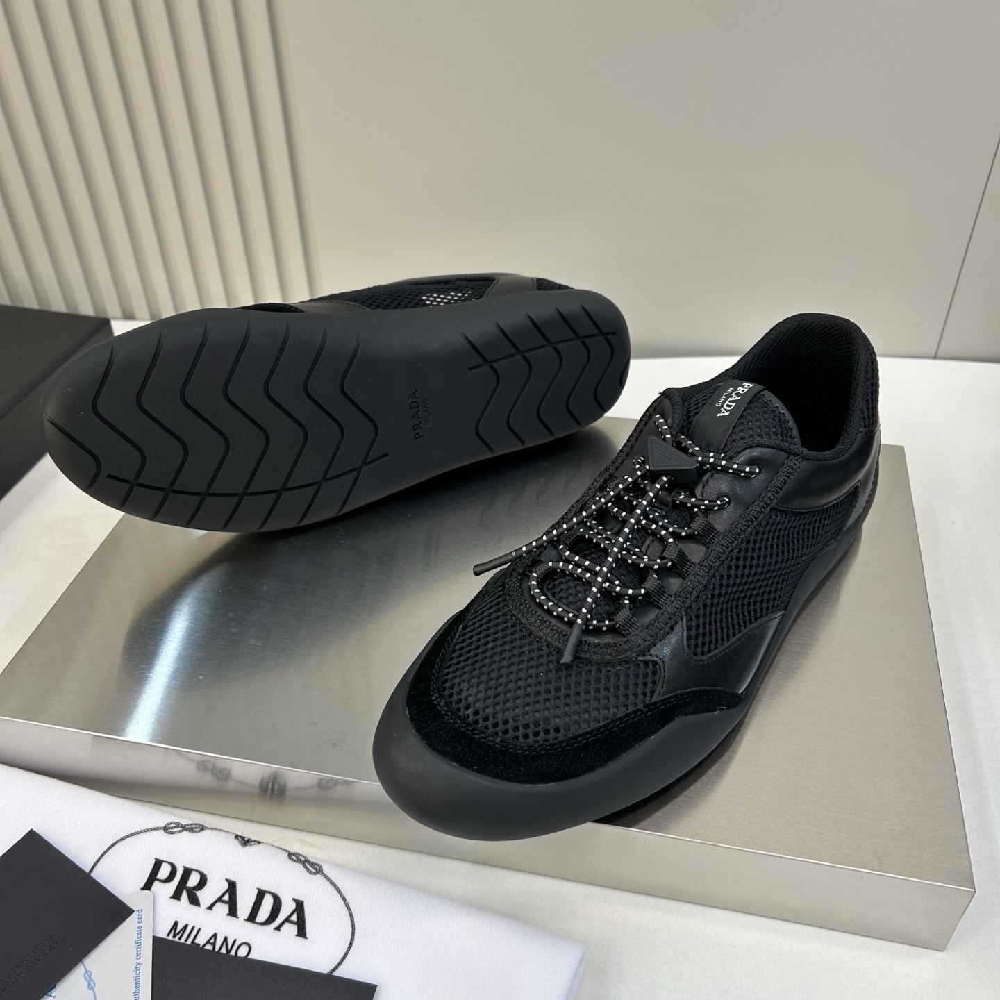 ⚠️【PRA*A】⚠️男士旅游款⚠️正码：39一44(5－10）⚠️经典运动休闲的完美融合鞋款！柔软、轻