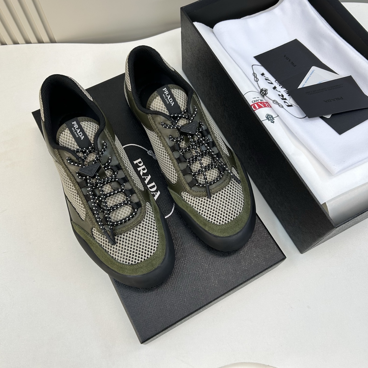 NO:778301,[PRA*A] Men's travel style, regular sizes 39 to 44 (5-10), a perfect fusion of classic sports and leisure shoes!  Soft and lightweight!  Unique brand triangle logo image design!  Fabric Original calfskin with nylon mesh!  Breathable laminated mesh lining and calfskin padding!  Latex push-back foot pads!  More breathable and comfortable!  Rubber non-slip outsole!  goods!  Quality: Look closely at the detailed pictures, the texture is super strong!  But 11 can withstand various tests!  38,45 custom-made, non-refundable, prada, cowhide19860909【PRA*A】 男士旅游款 正码39一44(5－10） 经典运动休闲的完美融合鞋款！柔软、轻便！独特品牌三角标形象设计！面料原版小牛皮配尼龙网布！内里透气夹层网布,小牛皮附垫！乳胶回力垫脚！更加透气舒适！橡胶防滑大底！货！品质细看细节图,质感超强！可11经得起各种考验！38,45定做不退换,,prada,cowhide,Men's shoes