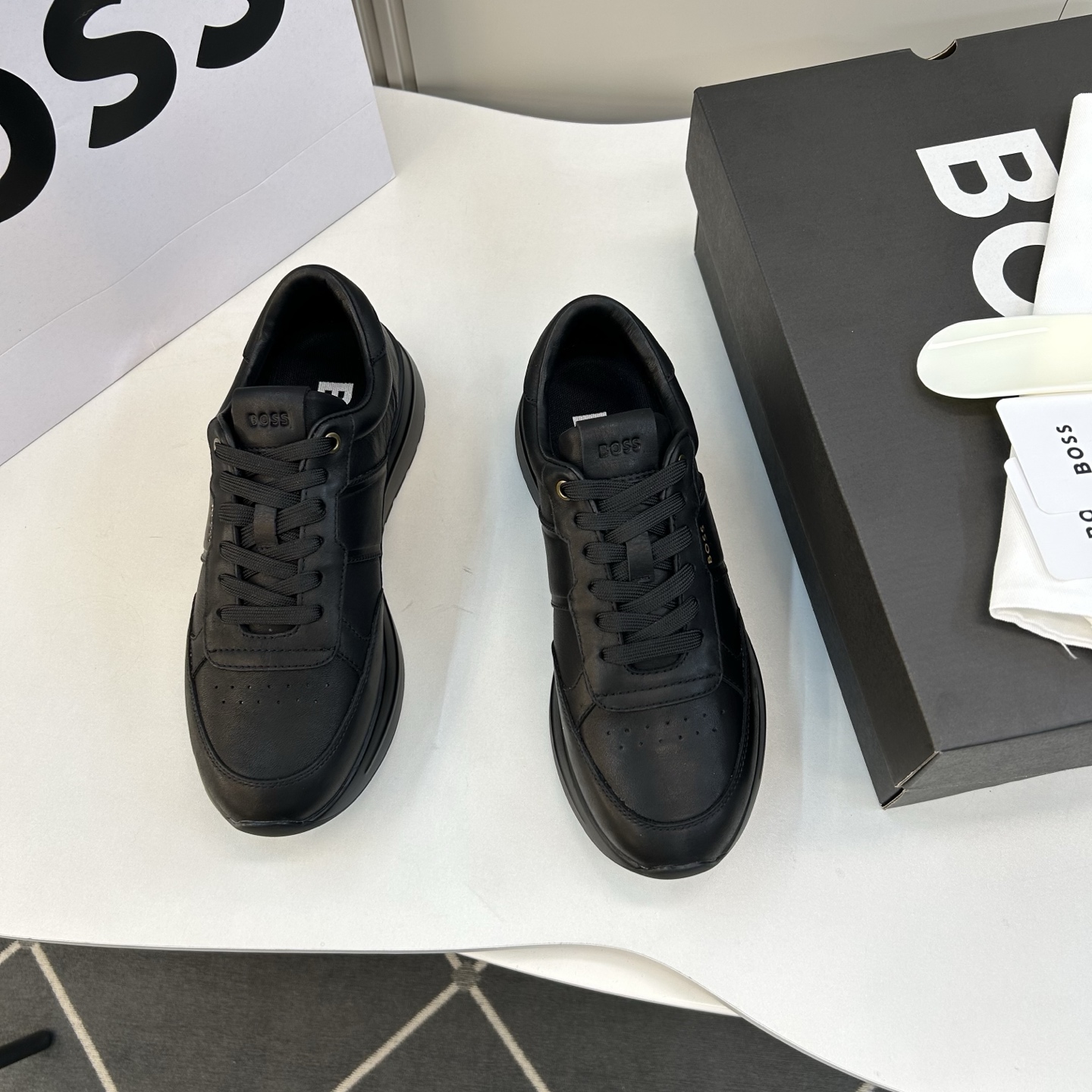 NO:783626,[H U G O·B O S S] Hugo Boss - Original order for men's sports professionals. Regular code 39 to 44, 38, 45, 46. Customized. German luxury sports professionals. Luxurious, unique and classic!  Original high quality!  The new integrated design concept of melt glue and mesh is more fashionable and unique!  Made entirely of calfskin on the surface, calfskin lining and breathable latex backing feet!  Original rubber combined with secondary foam outsole, lightweight and highly elastic!  goods!  Quality: Look closely at the detailed pictures, the texture is super strong!  But 11 can withstand various tests!  ,,cowhide19860909【H U G O·B O S S】 雨果·博斯 －原单 男士运动专业户 正码39一44,38,45,46定做 德国奢品运动专业户.奢华独特经典！原单高品！全新融胶与网布依一体设计理念,更时尚独特！面全系小牛皮,内里小牛皮与透气布乳胶回力垫脚！原版橡胶组合二次化泡大底,轻便高弹！货！品质细看细节图,质感超强！可11经得起各种考验！,,cowhide,Men's shoes