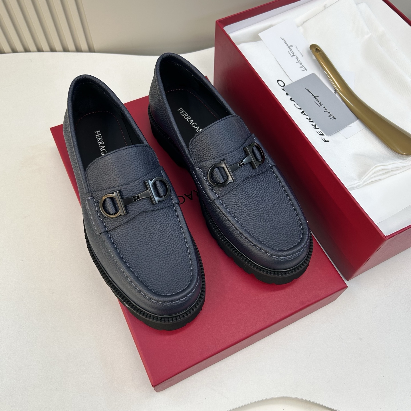 NO:783621,【SF】 Classic loafers, sizes 39-44 (6. 5 to 9), the latest version of business loafers!  A consistent brand representative button combination!  The latest and more eye-catching buckles!  The whole shoe is light and comfortable!  Pure and high quality can be compared!  Fabric Original calfskin!  Calfskin lining!  Fully handmade craftsmanship!  The texture and comfort have been improved to another level!  Exclusive private mold rubber foam combination anti-slip bottom!  38,45 customized,,loafers,cowhide19860909【SF】 经典乐福鞋 码39－44(6. 5 一9) 最新版本商务乐福皮鞋！一贯品牌代表饰扣搭配！更亮眼最新饰扣！整鞋轻盈舒适！纯正高品质可11比较！面料原版小牛皮！内里小牛皮！全手工工艺款！质感、舒适度又提升一级别！独家私模橡胶化泡组合防滑底！38,45定做,,loafers,cowhide,Men's shoes