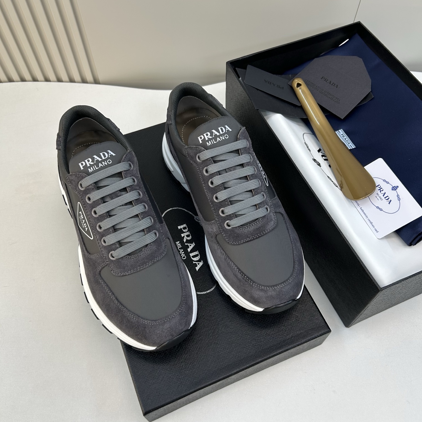 NO:783610,[PRA＊] High quality, four-season sports style, men's sports style, regular size 39 to 44 (5-10), classic and never goes out of style!  Exclusive high quality!  Classic sports model for all seasons!  Classic brand triangle logo design!  Made of high-surface mercerized cowhide with imported waterproof nylon, three-layer pull-back mesh inside with full calf leather padding, and EVA pull-back feet!  Original TR light material outsole!  goods!  Quality: Look closely at the detailed pictures, the texture is super strong!  But 11 can withstand various tests!  38,45 custom-made, non-refundable, prada, cowhide19860909【PRA＊】 高品质,四季运动款 男士运动款 正码39一44(5－10） 经典永不过时！独家高品！四季经典运动款！经典品牌三角徽标设计！面高丝光胎牛绒配进口防水尼龙,内里三层回力网附垫全小牛皮,EVA回力垫脚！原版T R轻材质大底！货！品质细看细节图,质感超强！可11经得起各种考验！38,45定做不退换,,prada,cowhide,Men's shoes