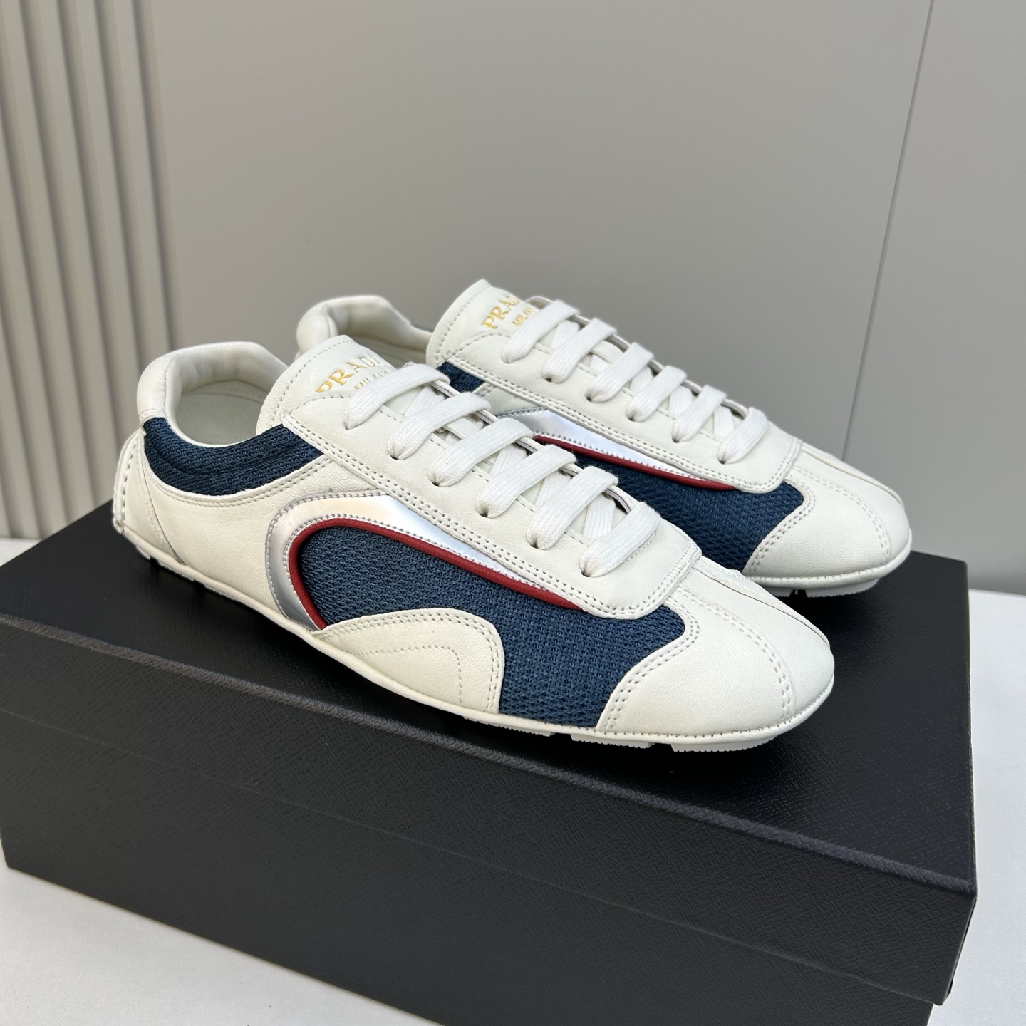 Мужские классические кроссовки Prada