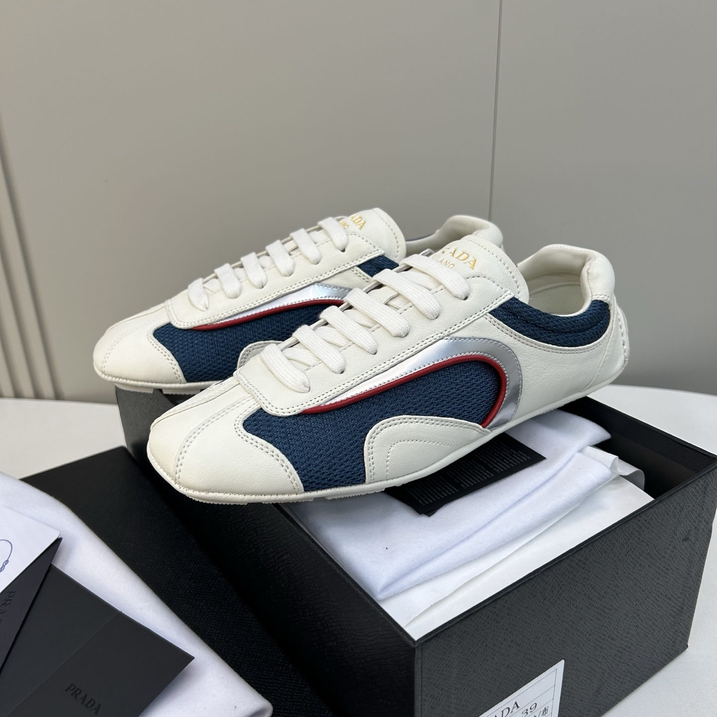 Мужские классические кроссовки Prada