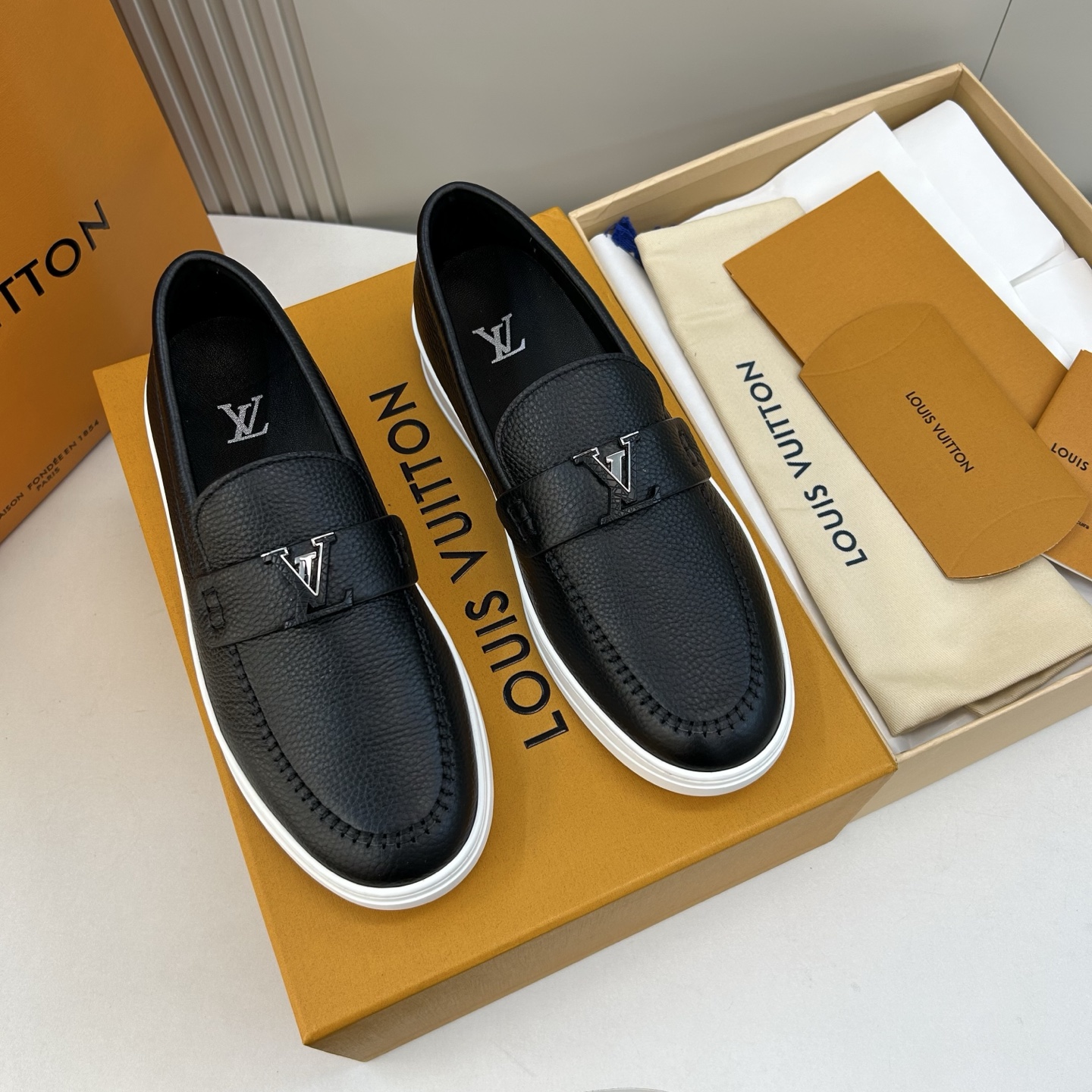 NO:783604,[LO ＊*V] High quality, top craftsmanship, men's fashionable loafers, regular size 39-44 (5-10), classic, simple and casual style!  goods!  The latest loafers!  Wear light!  Top craftsmanship [strong]!  The surface is fully imported from Italy and original calfskin (super texture and feel), and the interior is imported sheepskin!  Quanlabang craftsmanship, latex rebound pads, the feet feel super comfortable!  Rubber non-slip outsole!  !  Super comfortable!  38,45, Customized, non-refundable, loafers, cowhide, sheepskin19860909【LO ＊*V】 高品质,顶尖工艺品 男士时尚乐福鞋 正码39－44(5 －10) 经典简约休闲款！货！最新乐福鞋！轻便穿着！顶级手工艺[强]！面意大利全面进口原版小牛皮(超强质感、手感),内里进口绵羊皮！全拉邦工艺,乳胶回力垫,脚感超舒服！橡胶防滑大底！！超强舒适感！38,45,定做不退换,,loafers,cowhide,sheepskin,Men's shoes