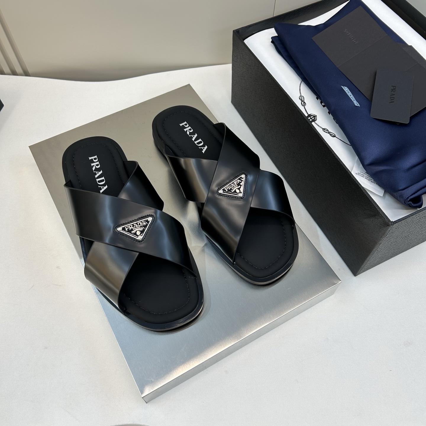 ⚠️【P R A D＊】⚠️高品质，顶尖工艺品⚠️男士真皮拖鞋⚠️正码：39－44(4一10）⚠夏季专属