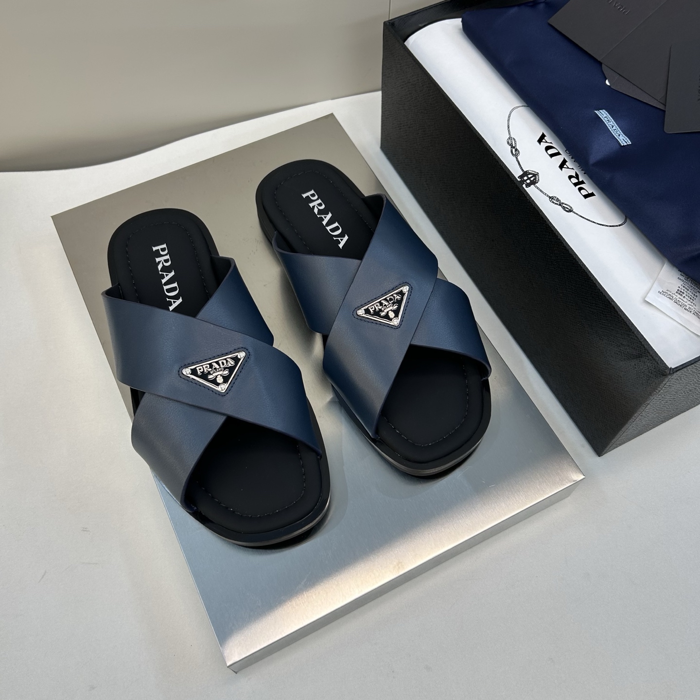 ⚠️【P R A D＊】⚠️高品质，顶尖工艺品⚠️男士真皮拖鞋⚠️正码：39－44(4一10）⚠夏季专属