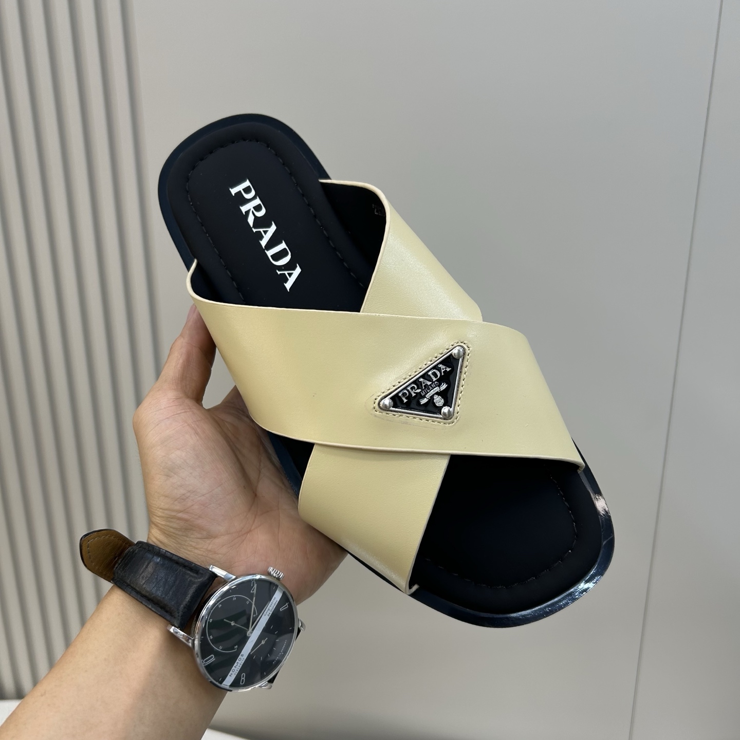 ⚠️【P R A D*】⚠️高品质,顶尖工艺品⚠️男士真皮拖鞋⚠️正码:39-44(4一10)⚠夏季专属 ⚠️【P R A D*】⚠️高品质,顶尖工艺品⚠️男士真皮拖鞋⚠️正码:39-44(4一10)⚠夏季专属