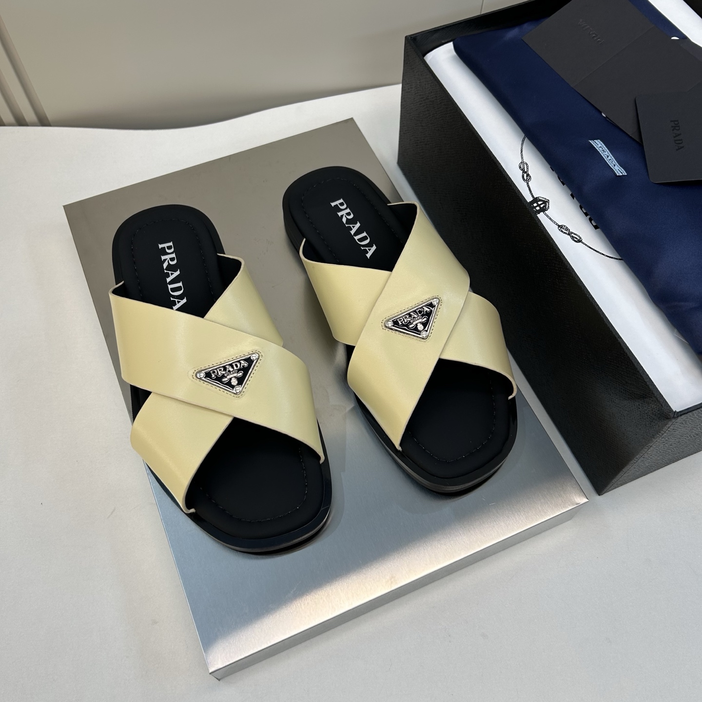 ⚠️【P R A D＊】⚠️高品质，顶尖工艺品⚠️男士真皮拖鞋⚠️正码：39－44(4一10）⚠夏季专属