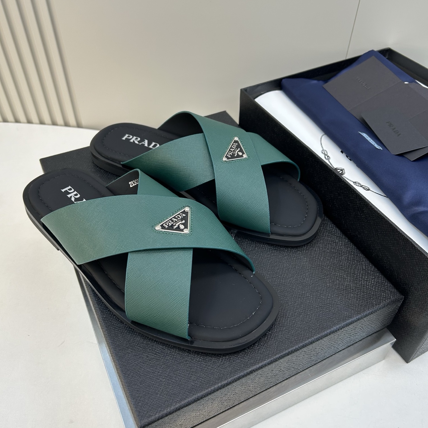 ⚠️【P R A D*】⚠️高品质,顶尖工艺品⚠️男士真皮拖鞋⚠️正码:39-44(4一10)⚠夏季专属 ⚠️【P R A D*】⚠️高品质,顶尖工艺品⚠️男士真皮拖鞋⚠️正码:39-44(4一10)⚠夏季专属