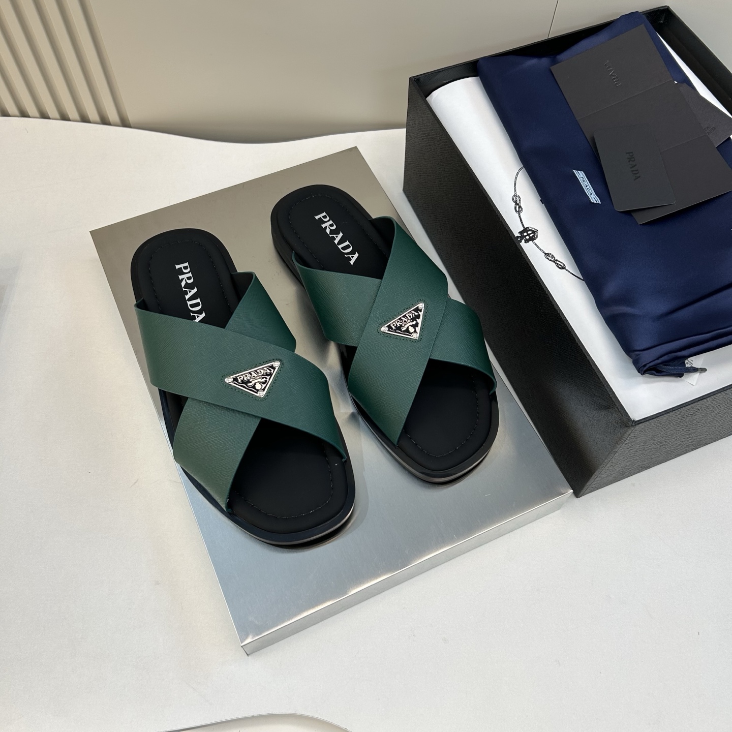 ⚠️【P R A D＊】⚠️高品质，顶尖工艺品⚠️男士真皮拖鞋⚠️正码：39－44(4一10）⚠夏季专属
