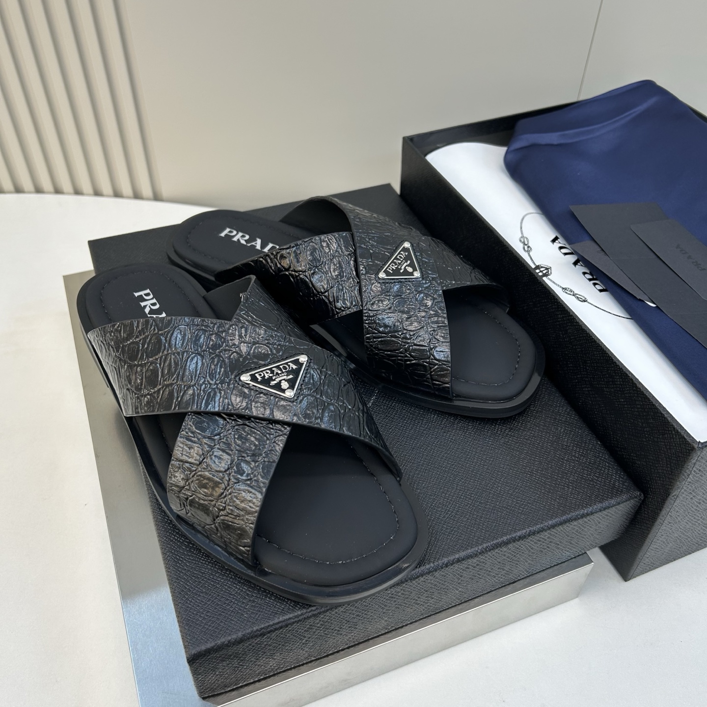 ⚠️【P R A D＊】⚠️高品质，顶尖工艺品⚠️男士真皮拖鞋⚠️正码：39－44(4一10）⚠夏季专属