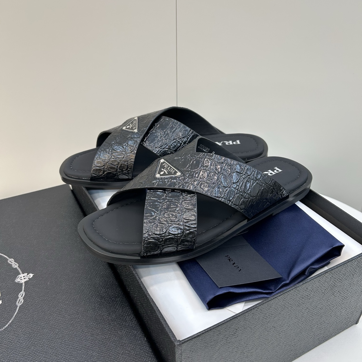 ⚠️【P R A D＊】⚠️高品质，顶尖工艺品⚠️男士真皮拖鞋⚠️正码：39－44(4一10）⚠夏季专属