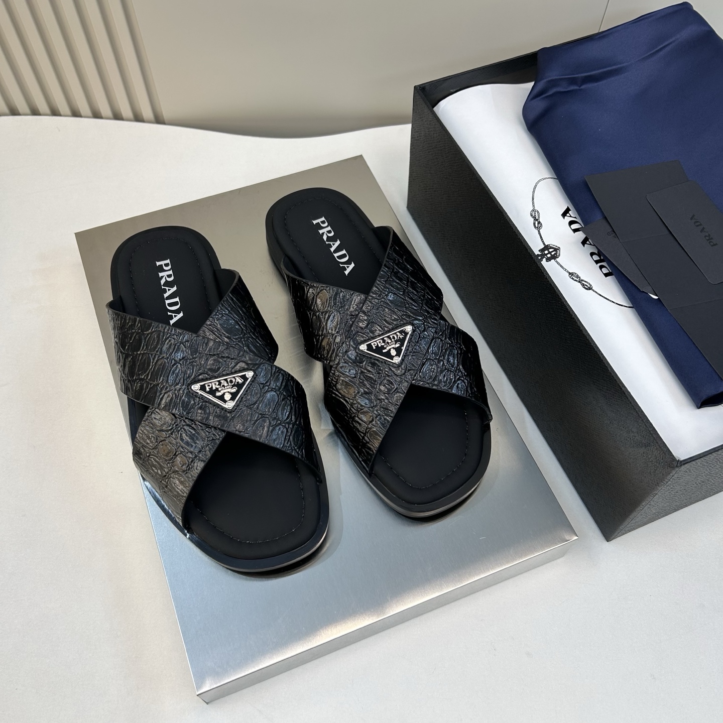 ⚠️【P R A D＊】⚠️高品质，顶尖工艺品⚠️男士真皮拖鞋⚠️正码：39－44(4一10）⚠夏季专属