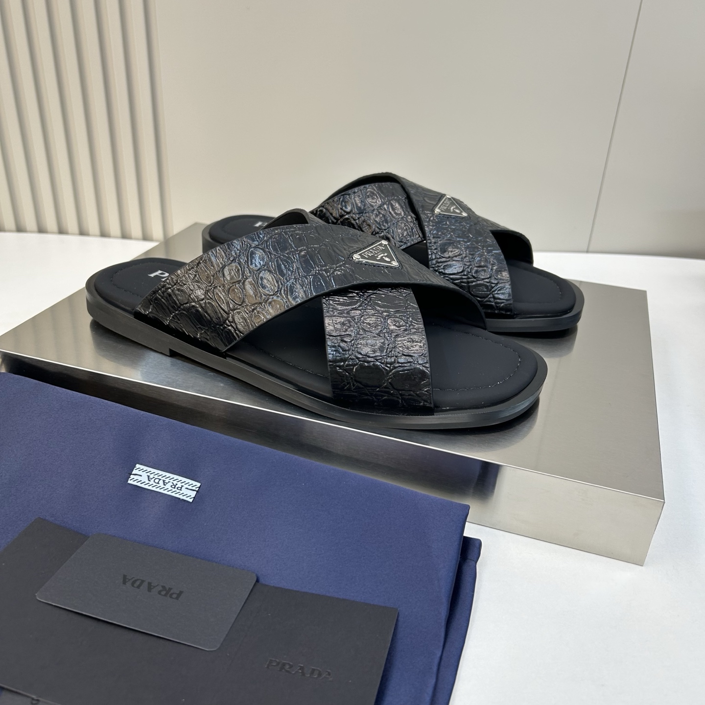 ⚠️【P R A D＊】⚠️高品质，顶尖工艺品⚠️男士真皮拖鞋⚠️正码：39－44(4一10）⚠夏季专属
