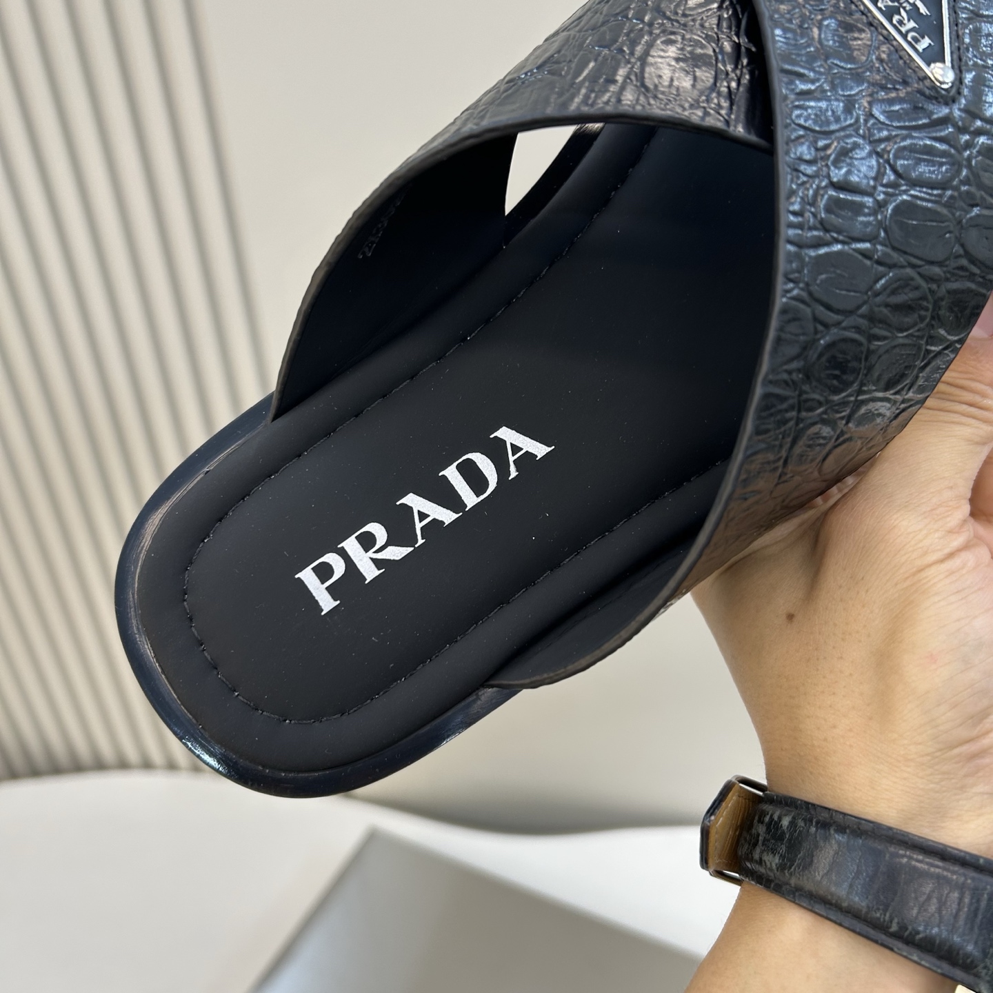 ⚠️【P R A D＊】⚠️高品质，顶尖工艺品⚠️男士真皮拖鞋⚠️正码：39－44(4一10）⚠夏季专属