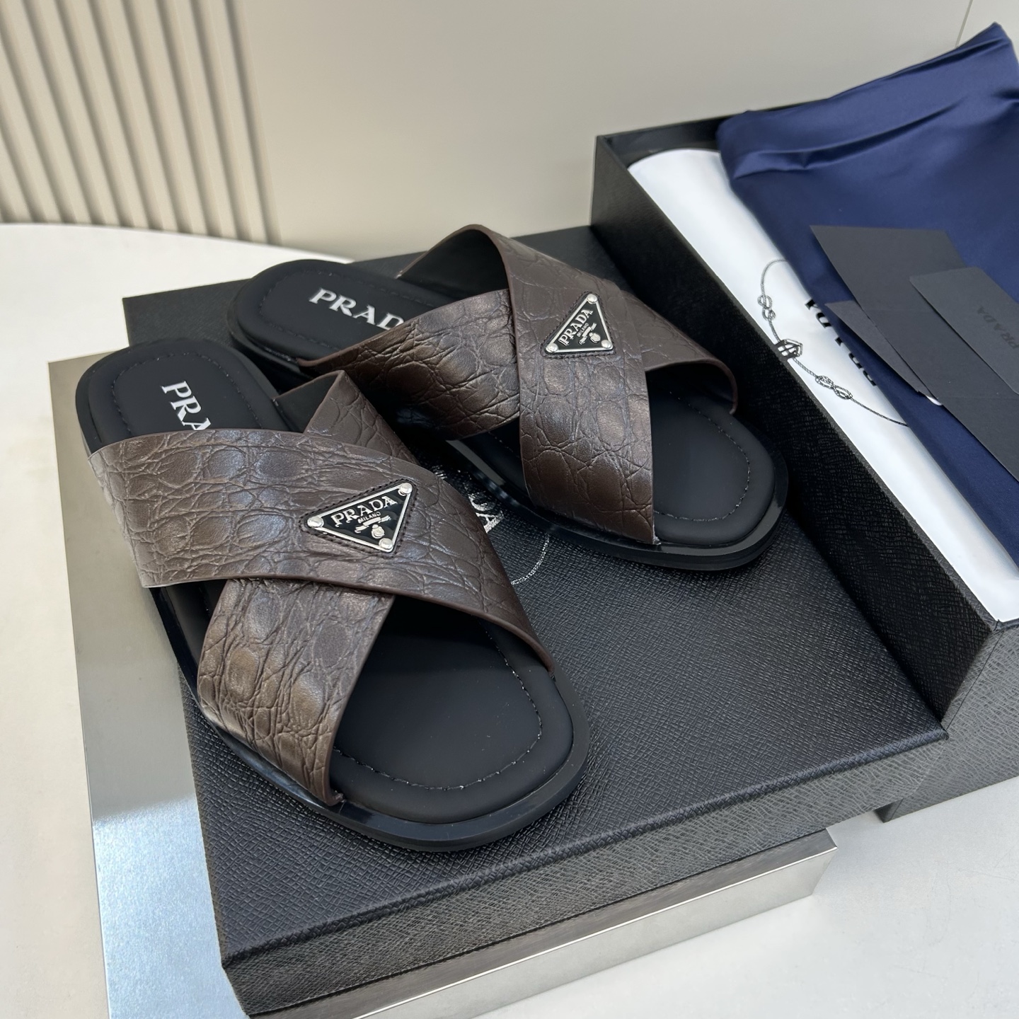 ⚠️【P R A D*】⚠️高品质,顶尖工艺品⚠️男士真皮拖鞋⚠️正码:39-44(4一10)⚠夏季专属 ⚠️【P R A D*】⚠️高品质,顶尖工艺品⚠️男士真皮拖鞋⚠️正码:39-44(4一10)⚠夏季专属