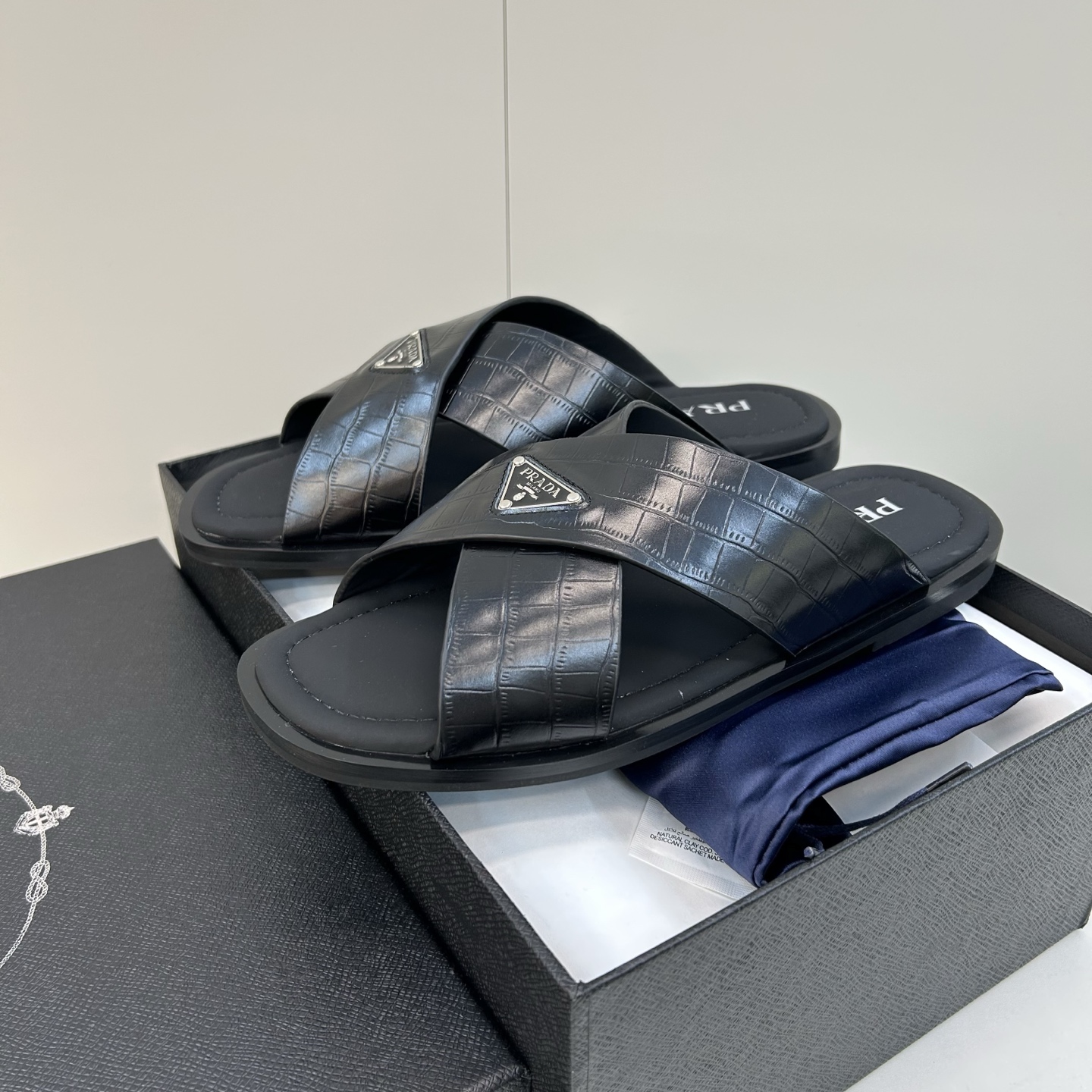 ⚠️【P R A D*】⚠️高品质,顶尖工艺品⚠️男士真皮拖鞋⚠️正码:39-44(4一10)⚠夏季专属 ⚠️【P R A D*】⚠️高品质,顶尖工艺品⚠️男士真皮拖鞋⚠️正码:39-44(4一10)⚠夏季专属