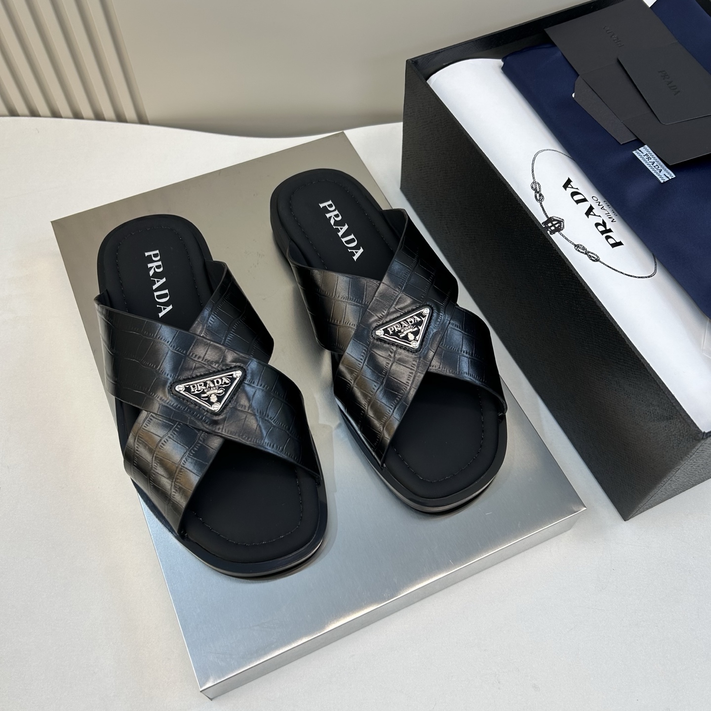 ⚠️【P R A D＊】⚠️高品质，顶尖工艺品⚠️男士真皮拖鞋⚠️正码：39－44(4一10）⚠夏季专属