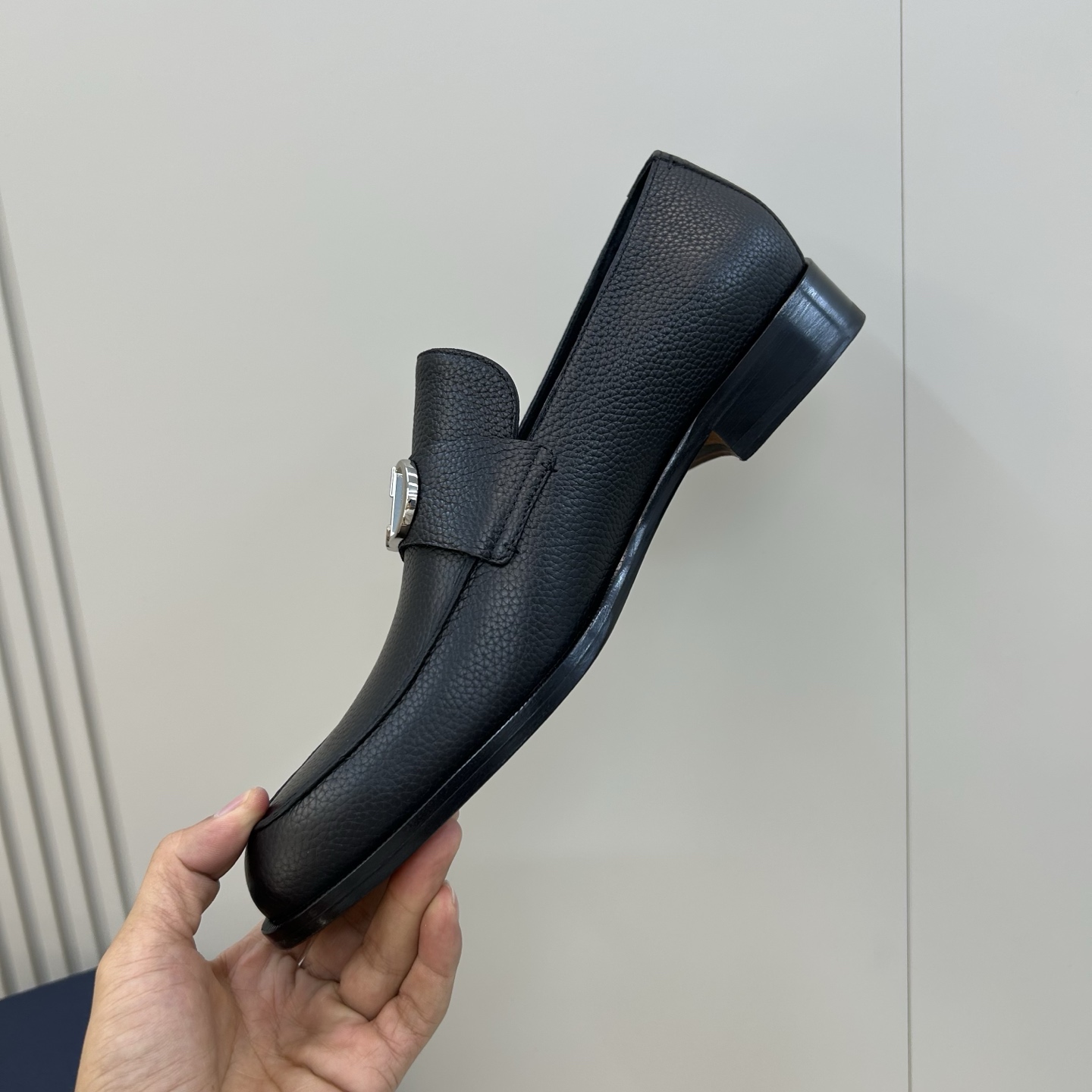 ⚠️【Di*r】⚠️，顶尖工艺品⚠️时尚正装皮底⚠️正码：39一44，(5一10)⚠️迪奥永恒经典乐福鞋