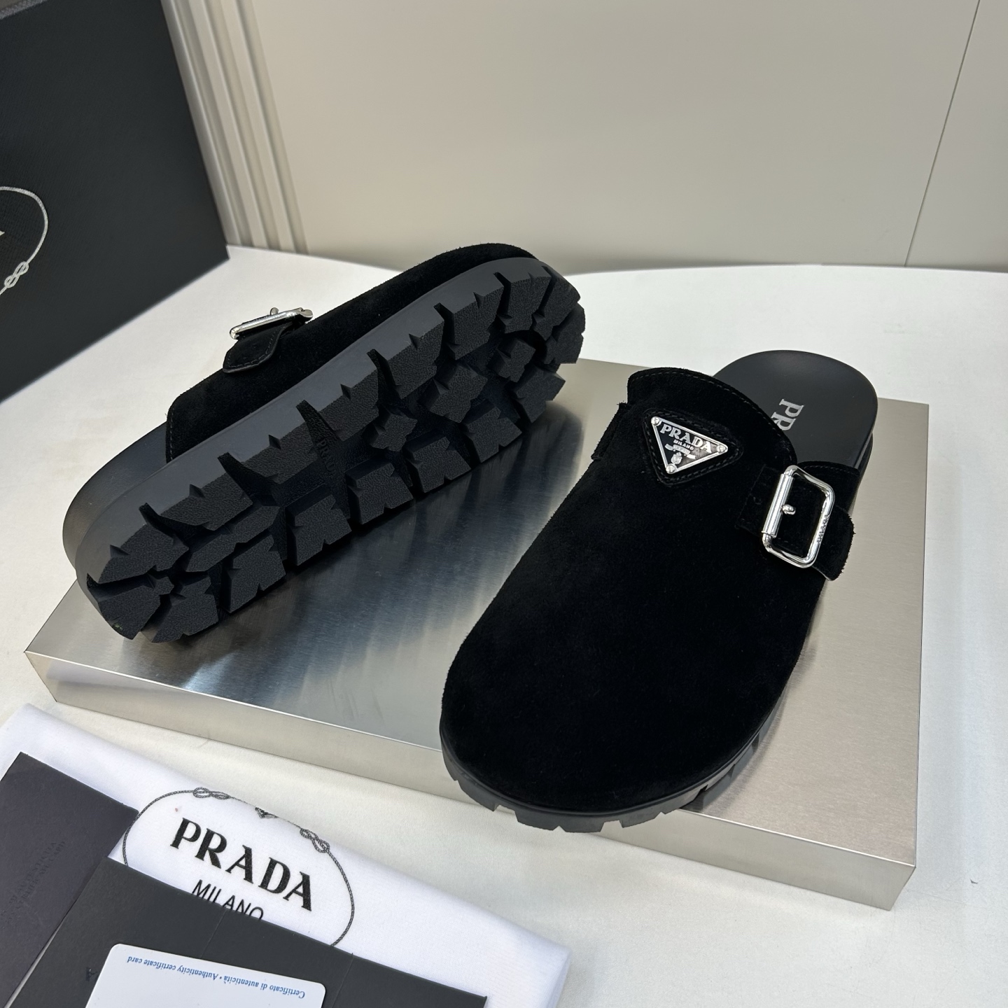 ⚠️【PRA＊A】⚠️男士皮革穆勒鞋⚠️码数：39 －44(45．46订做)⚠️春夏最新款！经典简约包头