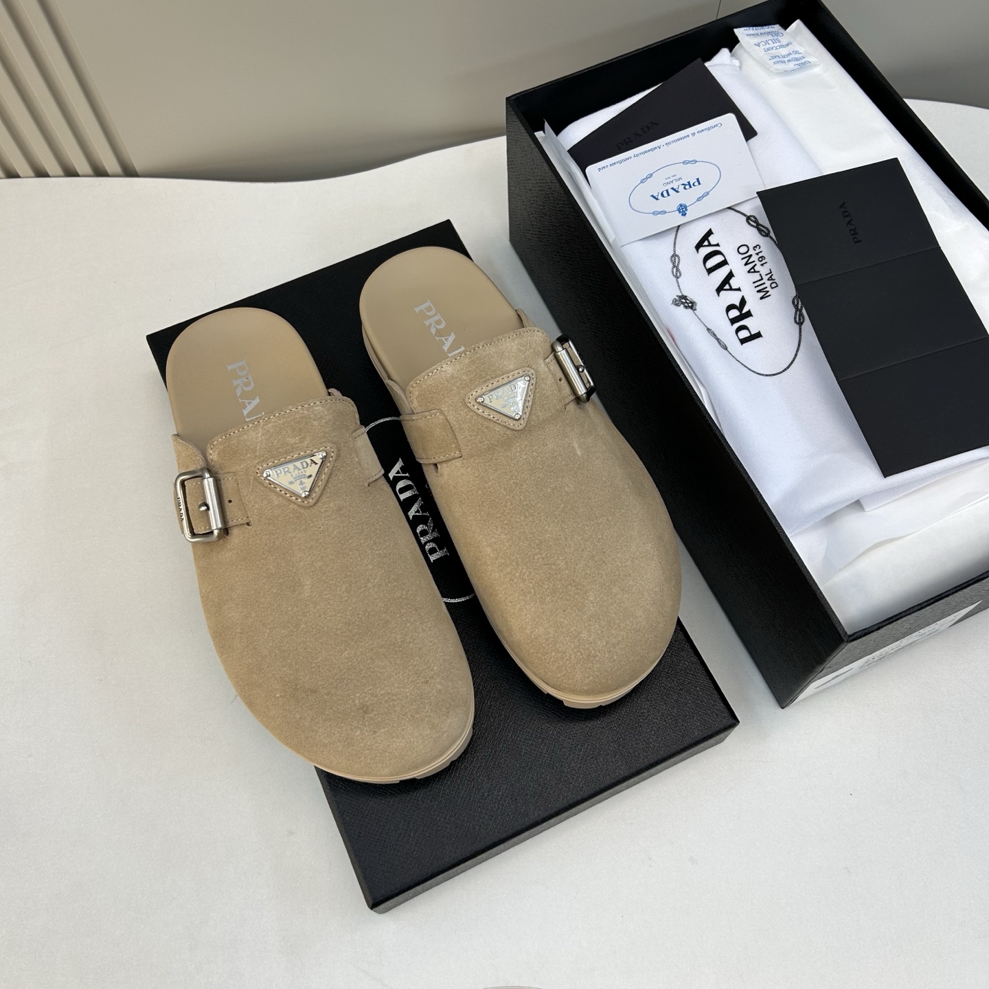 ⚠️【PRA＊A】⚠️男士皮革穆勒鞋⚠️码数：39 －44(45．46订做)⚠️春夏最新款！经典简约包头