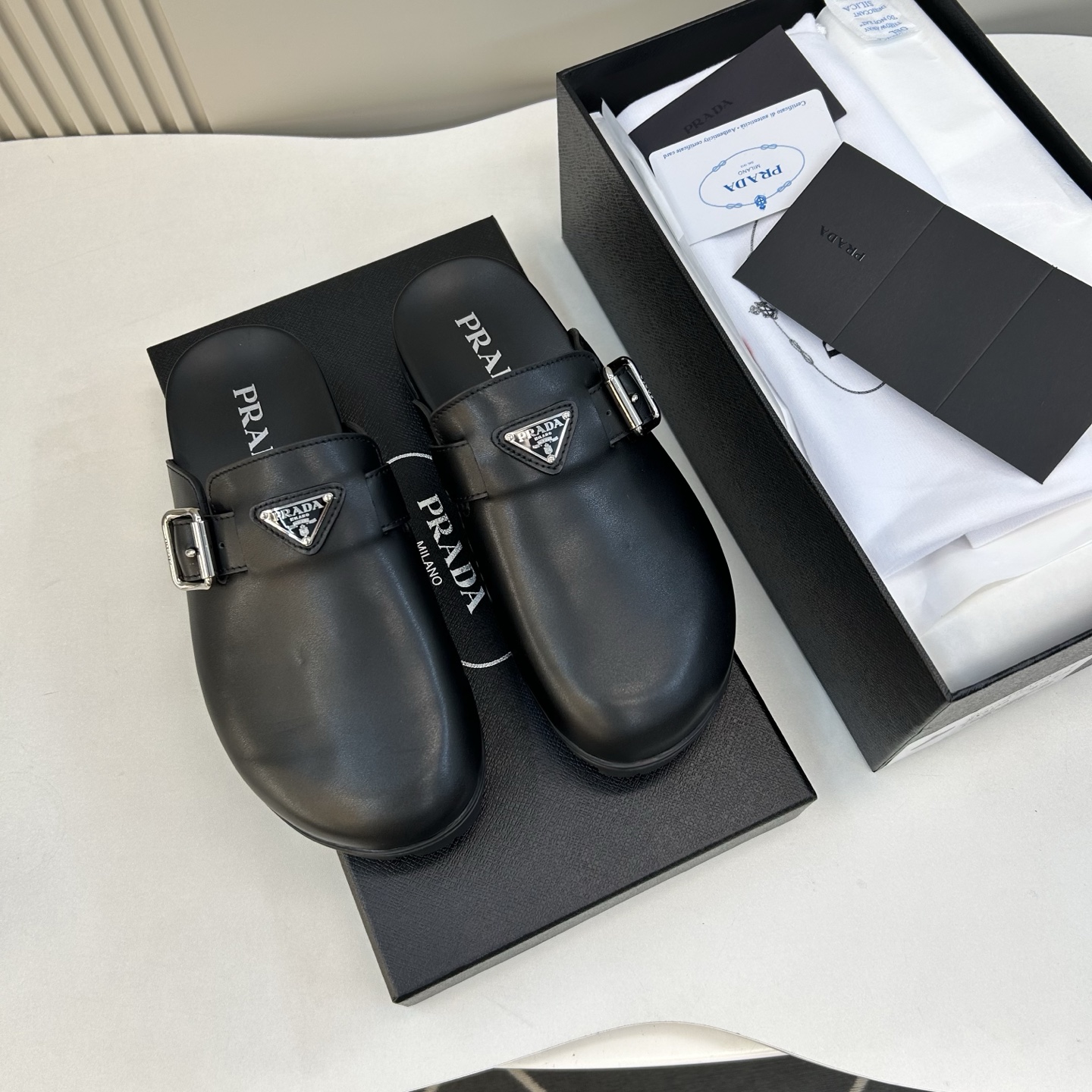 ⚠️【PRA＊A】⚠️男士皮革穆勒鞋⚠️码数：39 －44(45．46订做)⚠️春夏最新款！经典简约包头