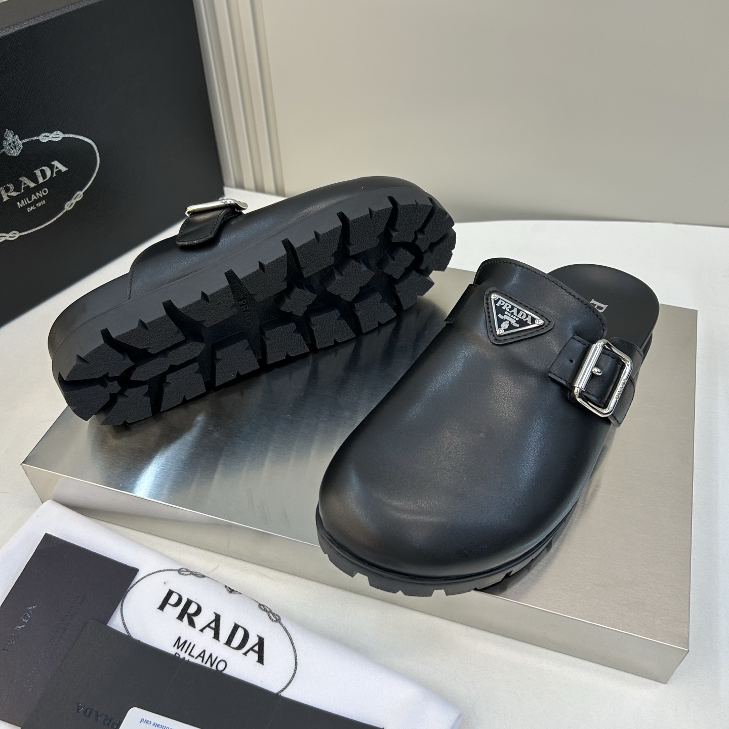 ⚠️【PRA＊A】⚠️男士皮革穆勒鞋⚠️码数：39 －44(45．46订做)⚠️春夏最新款！经典简约包头