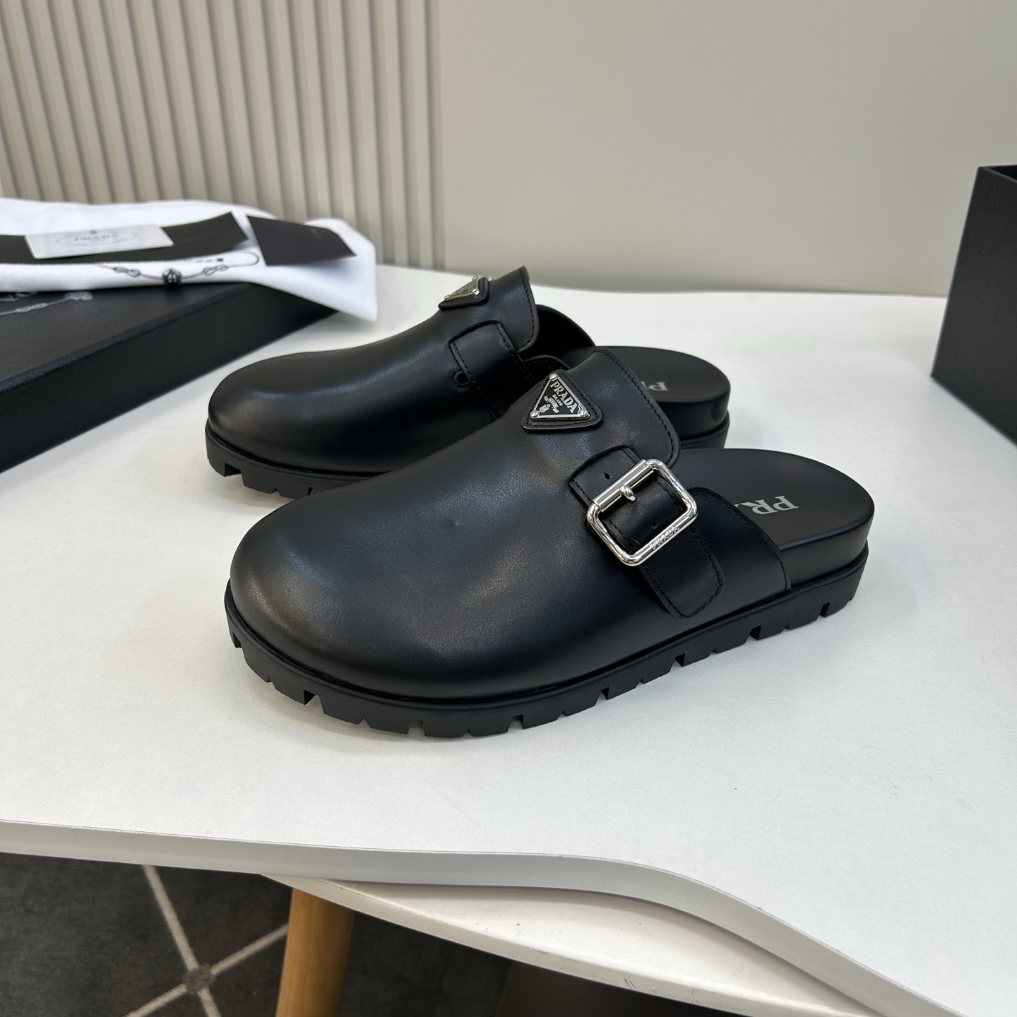⚠️【PRA＊A】⚠️男士皮革穆勒鞋⚠️码数：39 －44(45．46订做)⚠️春夏最新款！经典简约包头
