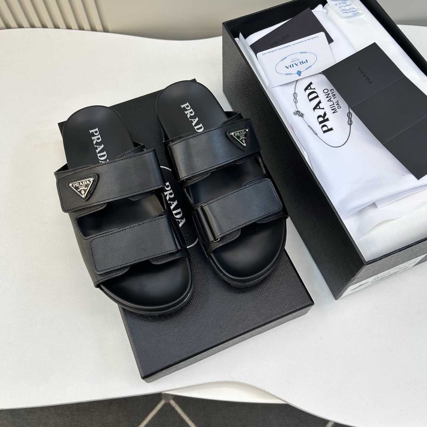 ⚠️【PRA＊A】⚠️男士精品拖鞋⚠️码数：39 －44(45．46订做)⚠️春夏最新款！经典简约男士拖