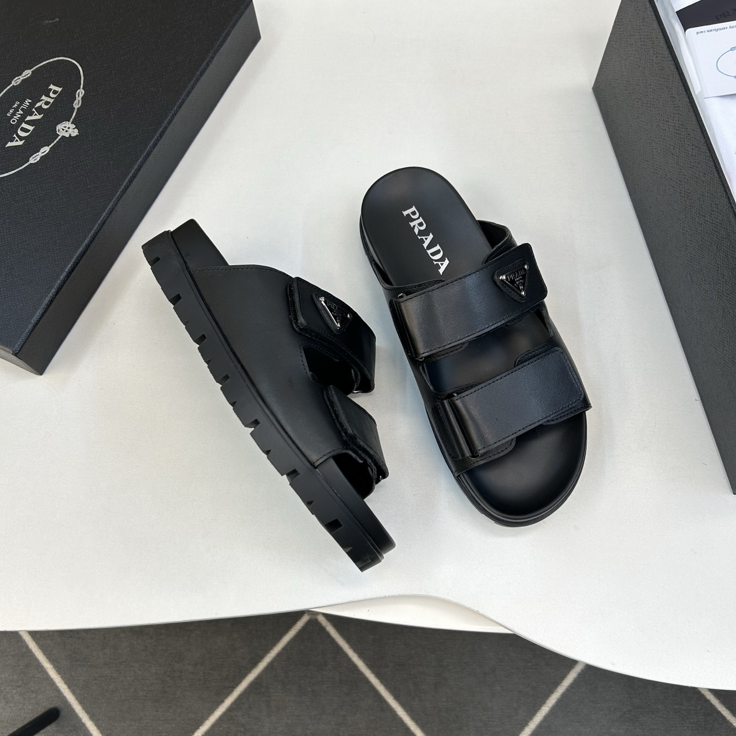 ⚠️【PRA＊A】⚠️男士精品拖鞋⚠️码数：39 －44(45．46订做)⚠️春夏最新款！经典简约男士拖