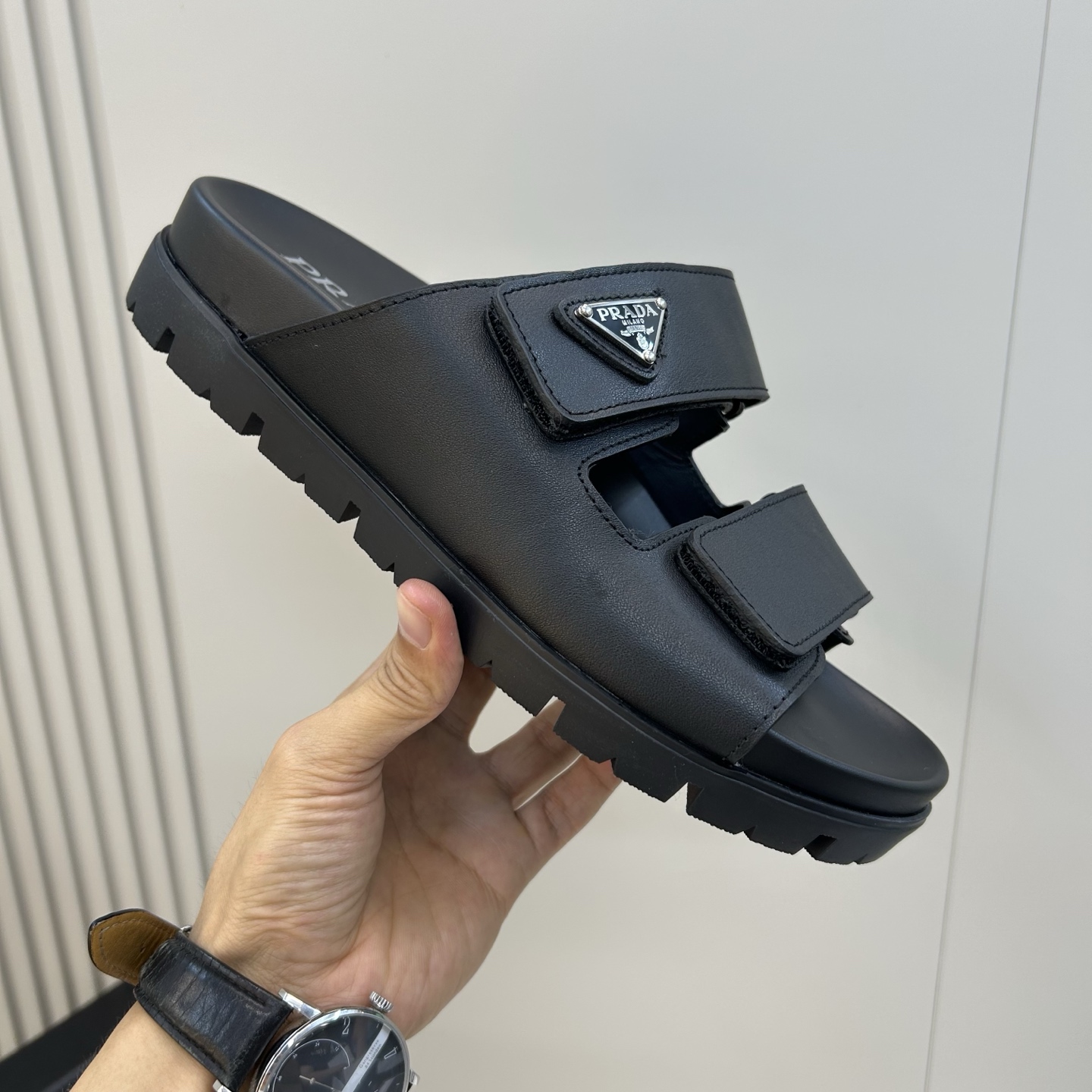 ⚠️【PRA＊A】⚠️男士精品拖鞋⚠️码数：39 －44(45．46订做)⚠️春夏最新款！经典简约男士拖