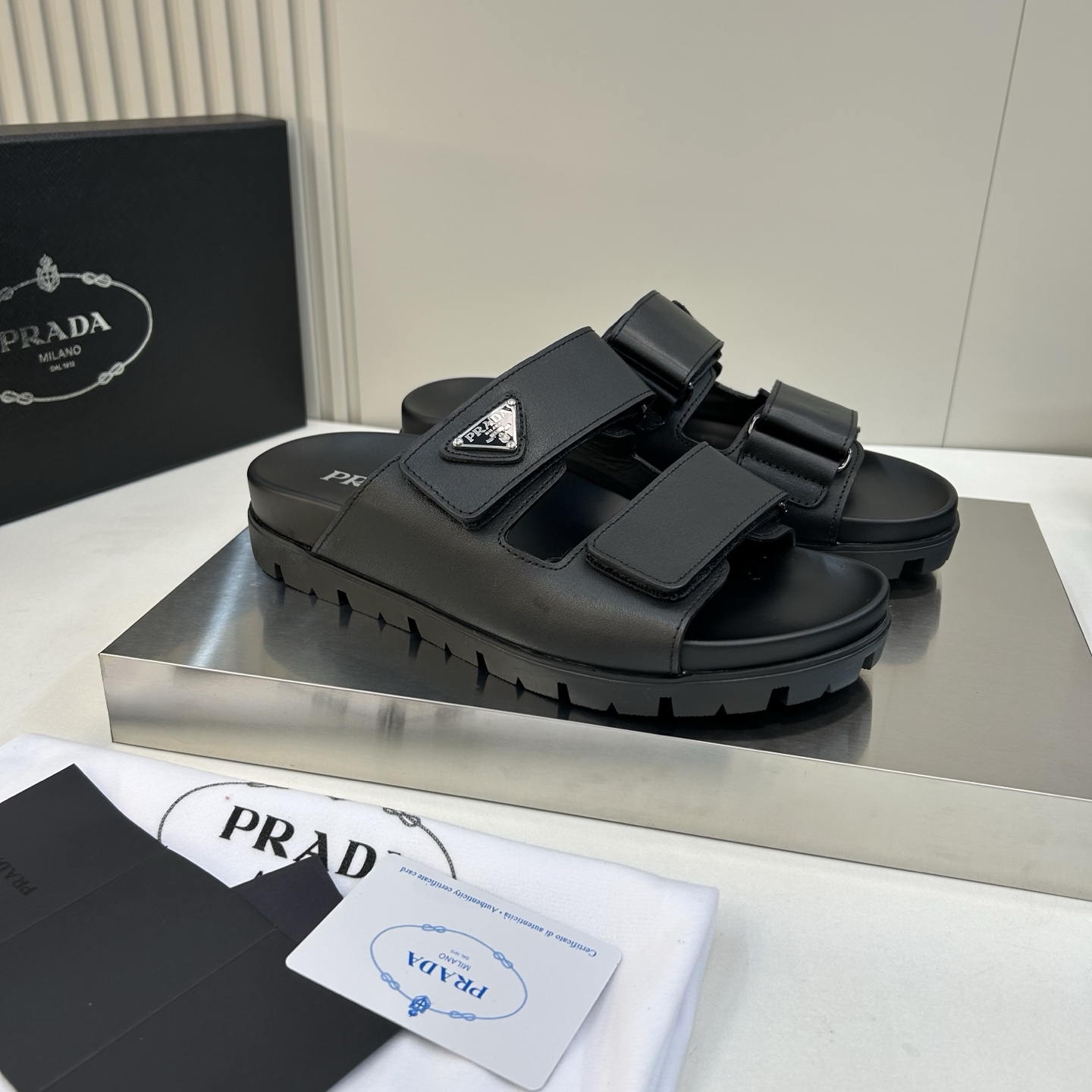 ⚠️【PRA＊A】⚠️男士精品拖鞋⚠️码数：39 －44(45．46订做)⚠️春夏最新款！经典简约男士拖