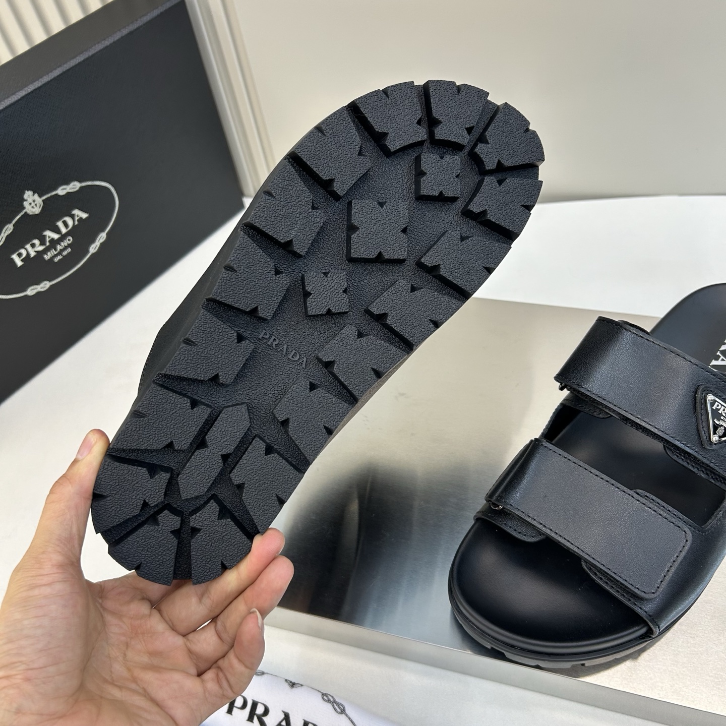 ⚠️【PRA＊A】⚠️男士精品拖鞋⚠️码数：39 －44(45．46订做)⚠️春夏最新款！经典简约男士拖