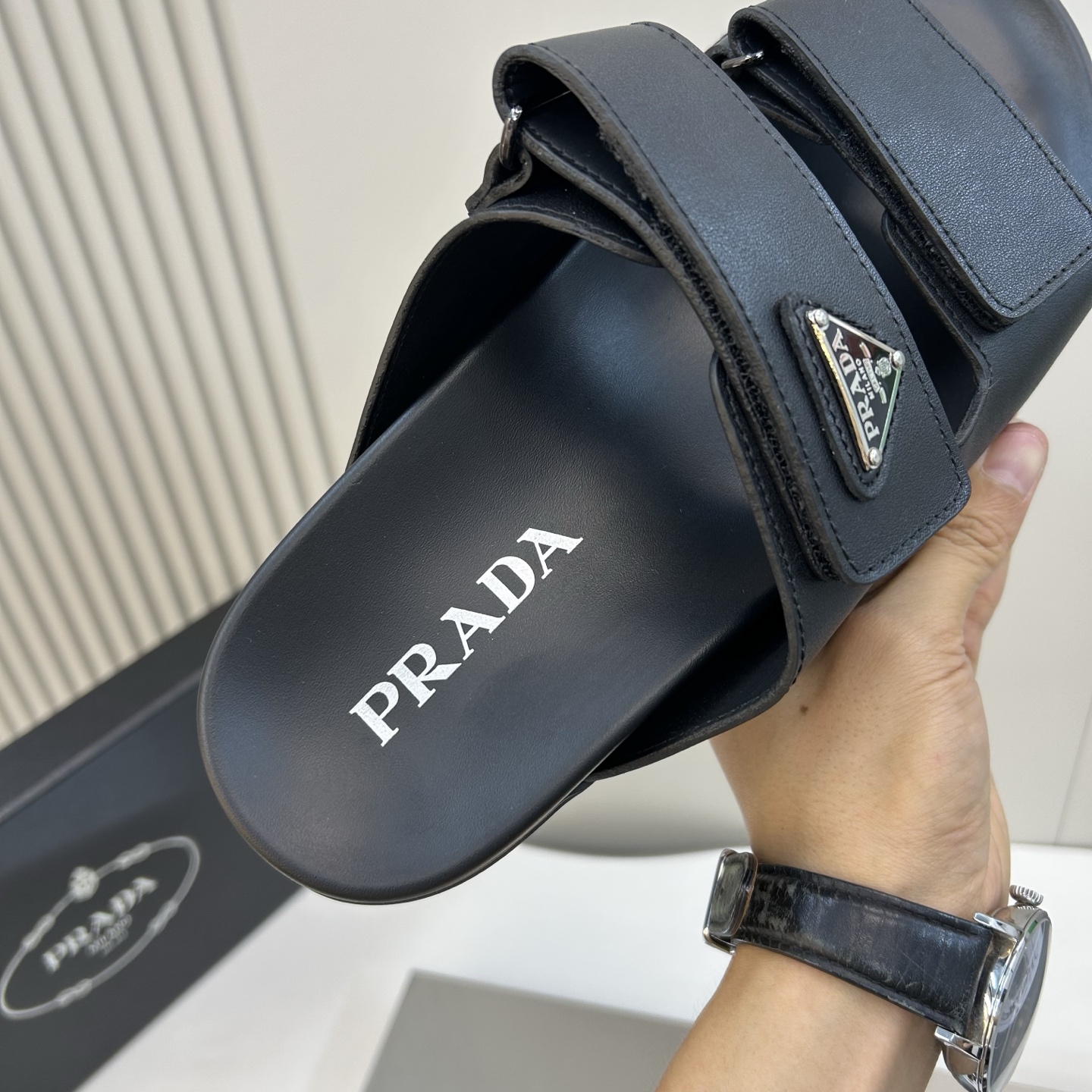 ⚠️【PRA＊A】⚠️男士精品拖鞋⚠️码数：39 －44(45．46订做)⚠️春夏最新款！经典简约男士拖