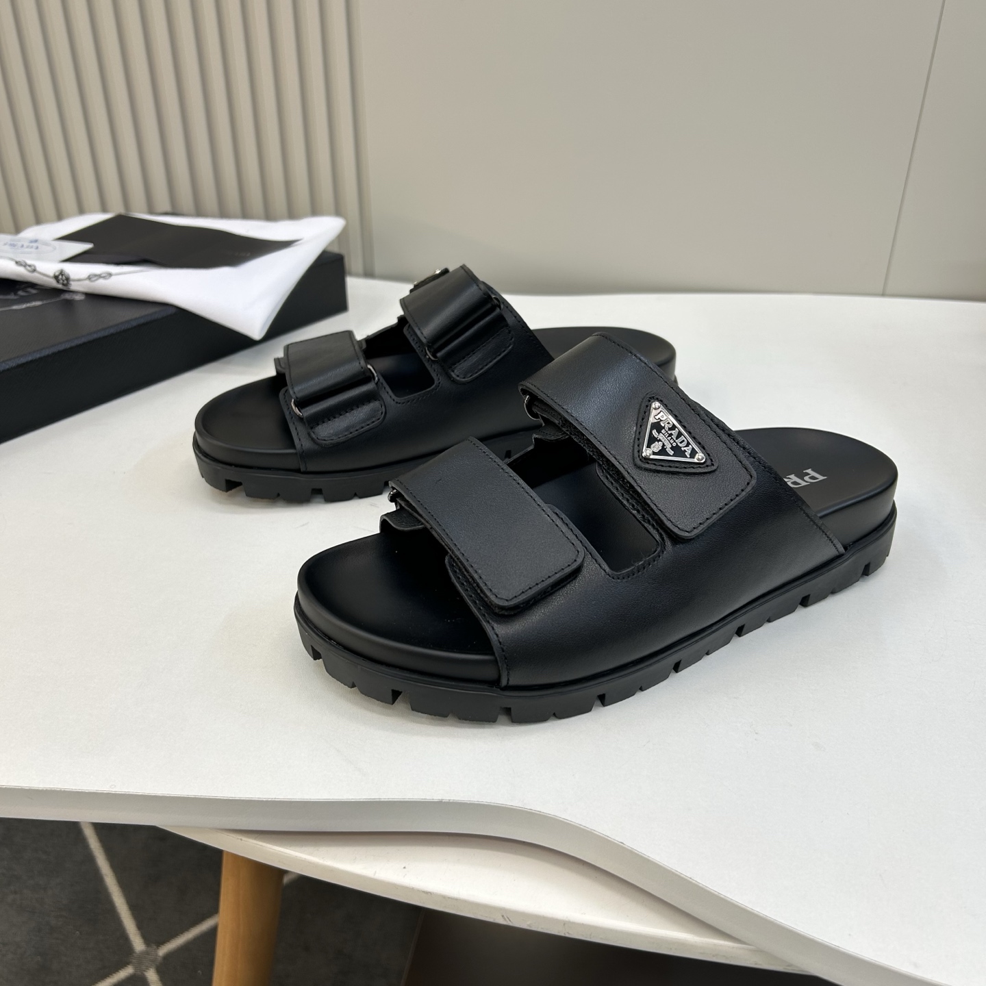 ⚠️【PRA＊A】⚠️男士精品拖鞋⚠️码数：39 －44(45．46订做)⚠️春夏最新款！经典简约男士拖