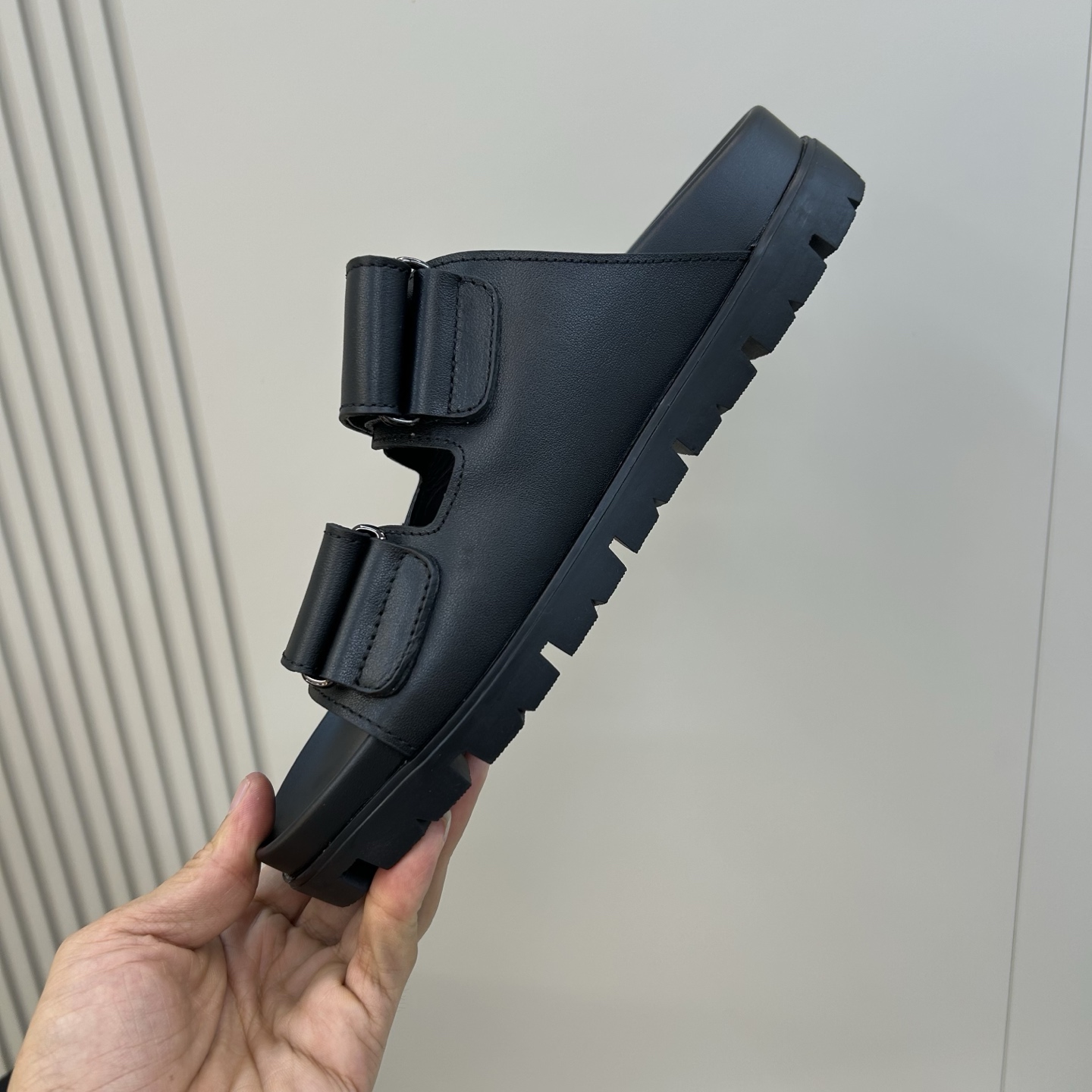 ⚠️【PRA＊A】⚠️男士精品拖鞋⚠️码数：39 －44(45．46订做)⚠️春夏最新款！经典简约男士拖