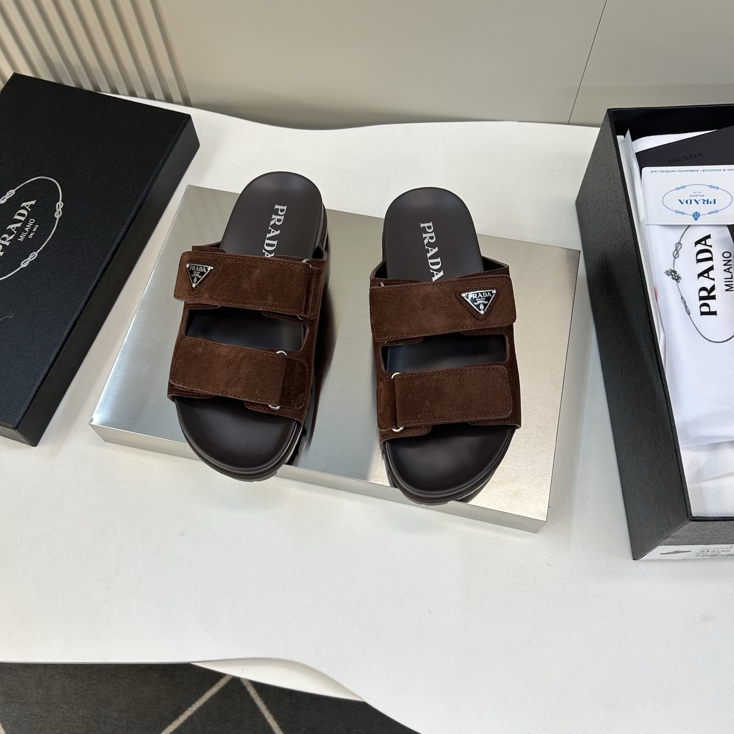 ⚠️【PRA＊A】⚠️男士精品拖鞋⚠️码数：39 －44(45．46订做)⚠️春夏最新款！经典简约男士拖