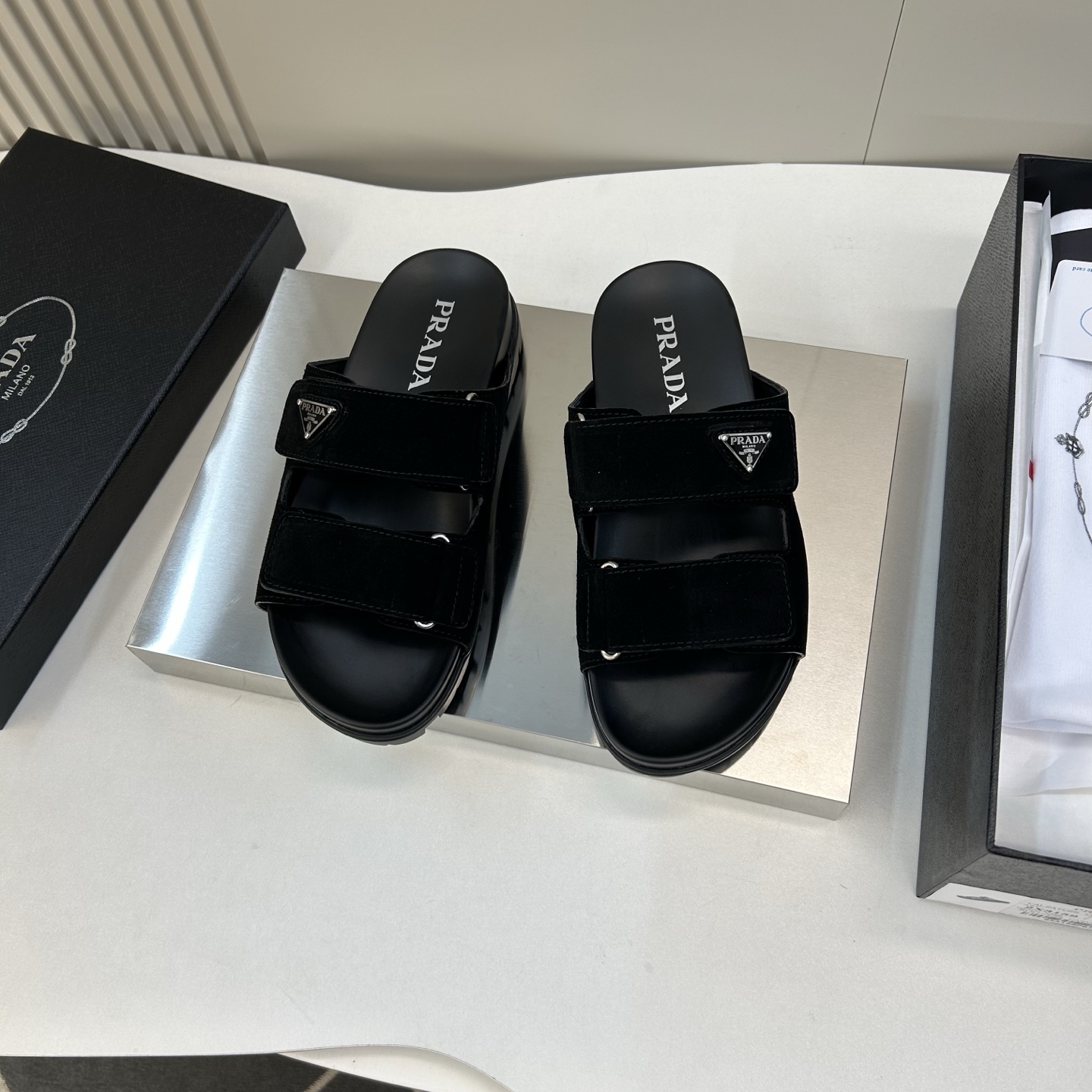 ⚠️【PRA＊A】⚠️男士精品拖鞋⚠️码数：39 －44(45．46订做)⚠️春夏最新款！经典简约男士拖