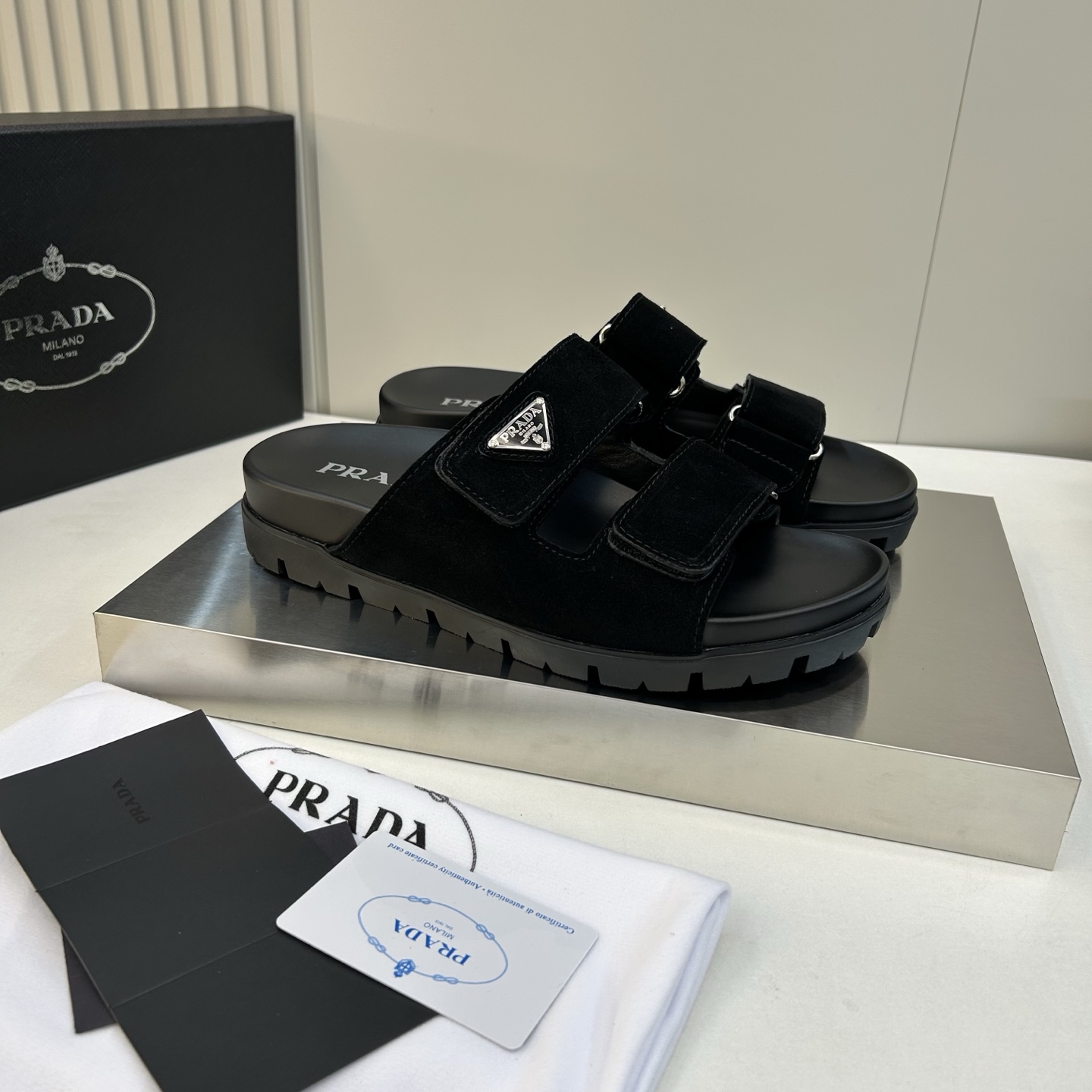 ⚠️【PRA＊A】⚠️男士精品拖鞋⚠️码数：39 －44(45．46订做)⚠️春夏最新款！经典简约男士拖