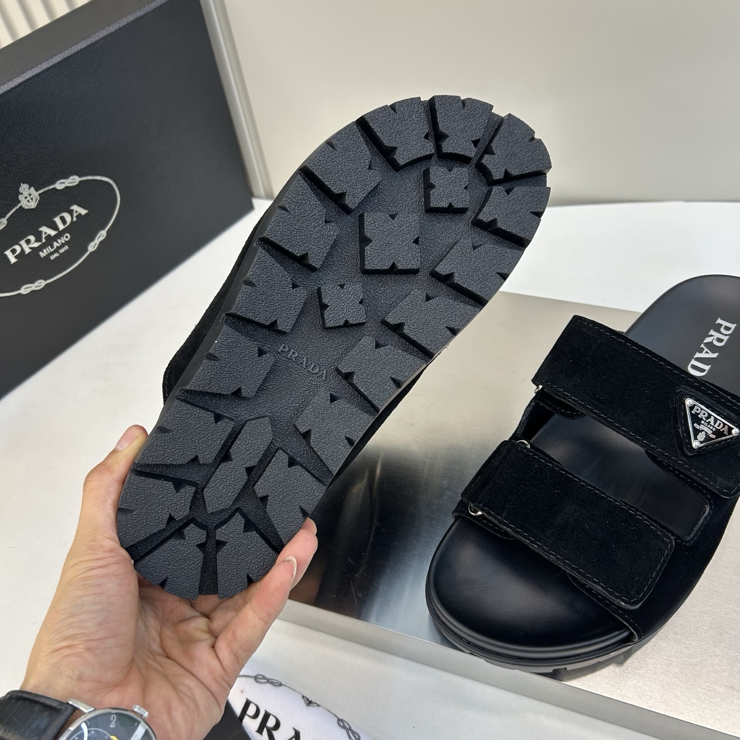 ⚠️【PRA＊A】⚠️男士精品拖鞋⚠️码数：39 －44(45．46订做)⚠️春夏最新款！经典简约男士拖