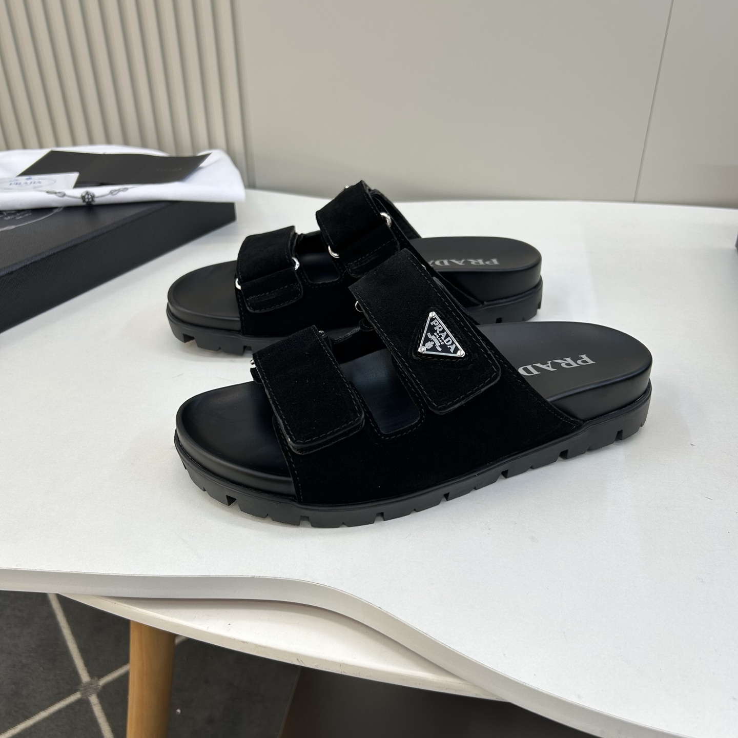 ⚠️【PRA＊A】⚠️男士精品拖鞋⚠️码数：39 －44(45．46订做)⚠️春夏最新款！经典简约男士拖