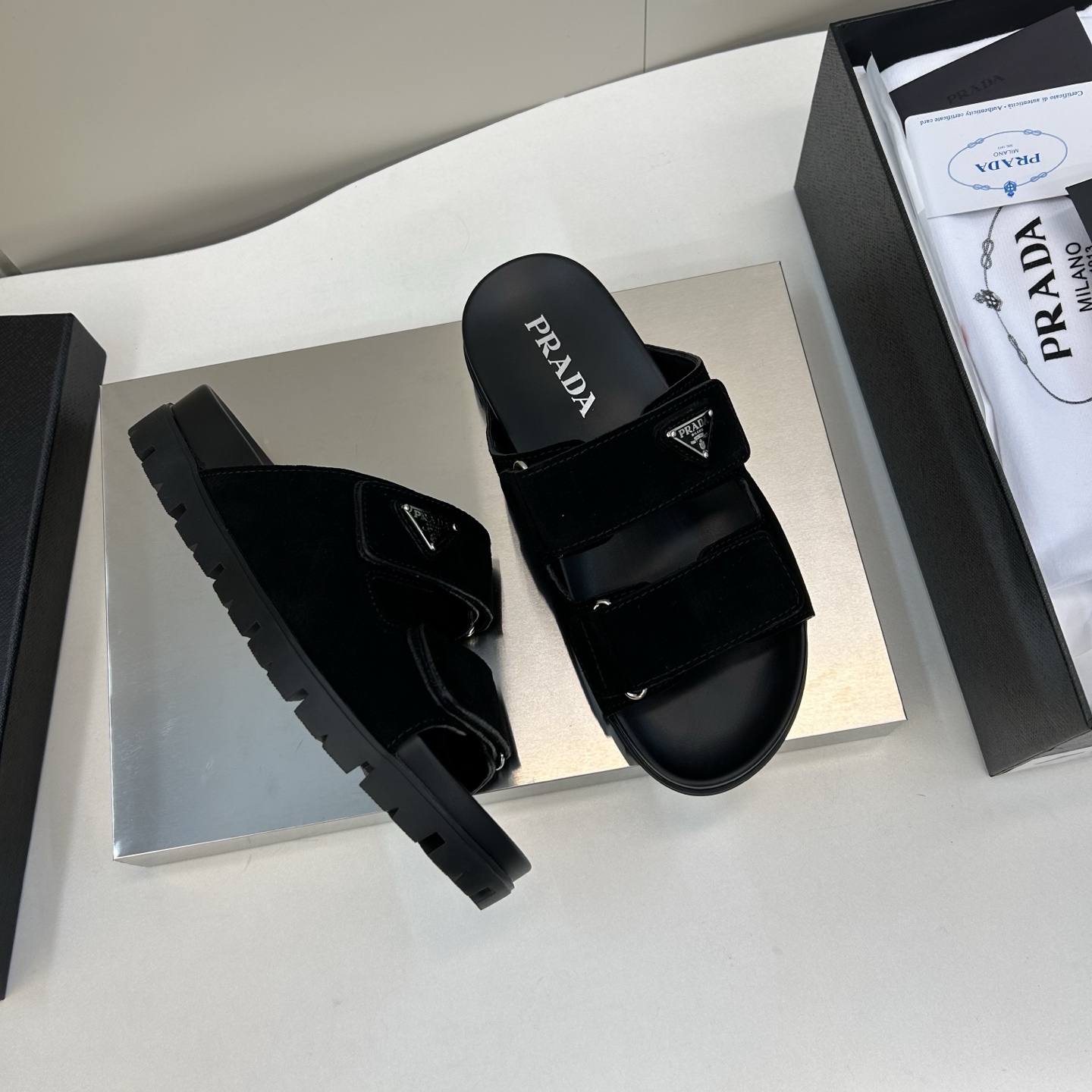 ⚠️【PRA＊A】⚠️男士精品拖鞋⚠️码数：39 －44(45．46订做)⚠️春夏最新款！经典简约男士拖