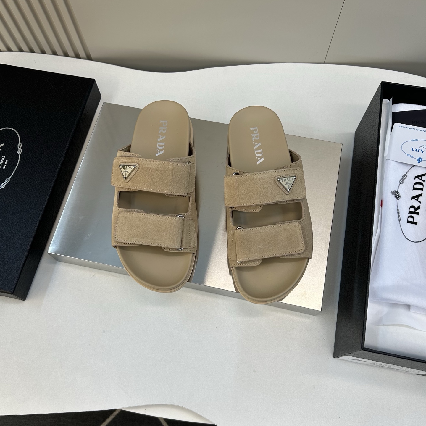 ⚠️【PRA＊A】⚠️男士精品拖鞋⚠️码数：39 －44(45．46订做)⚠️春夏最新款！经典简约男士拖