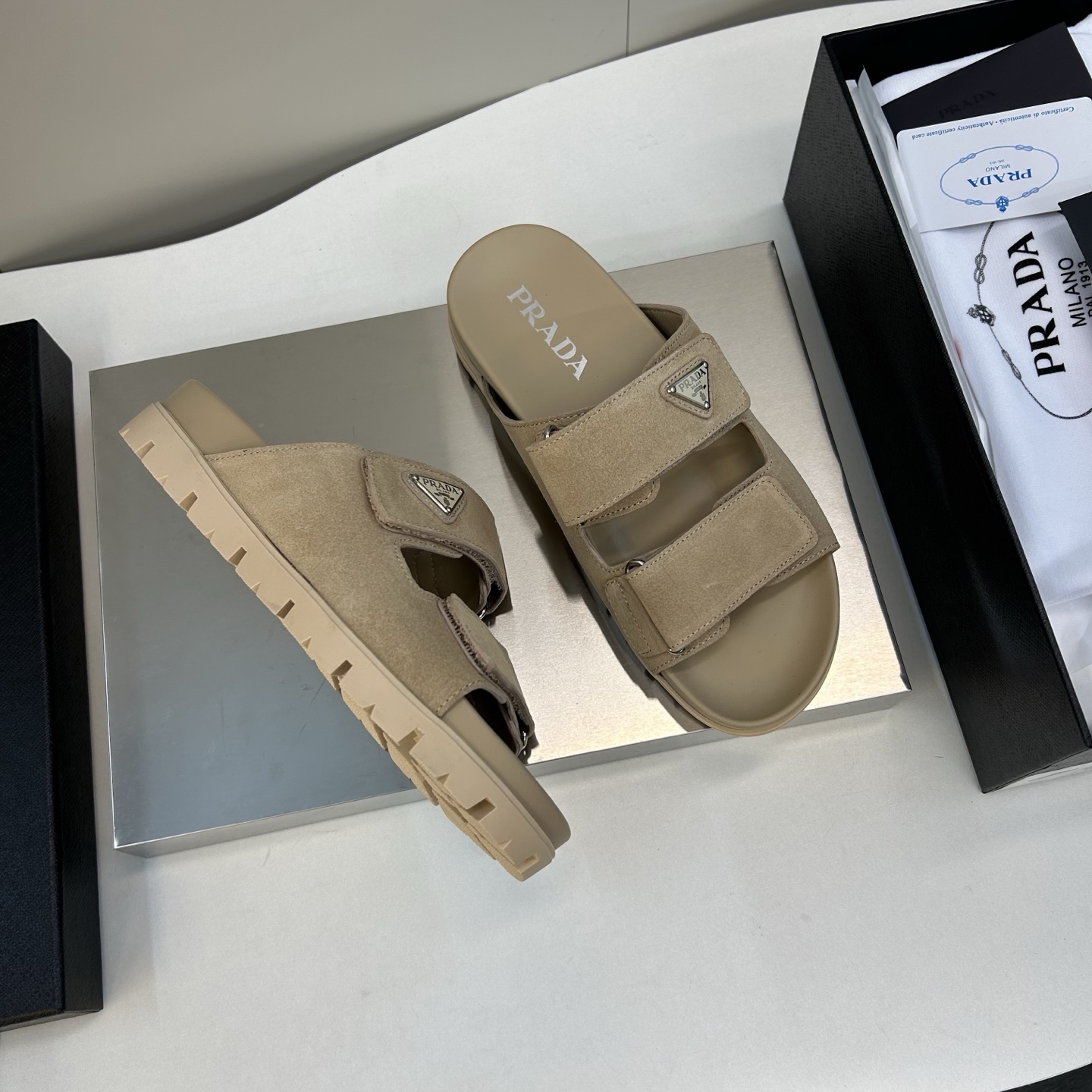⚠️【PRA*A】⚠️男士精品拖鞋⚠️码数:39 -44(45.46订做)⚠️春夏最新款!经典简约男士拖 ⚠️【PRA*A】⚠️男士精品拖鞋⚠️码数:39 -44(45.46订做)⚠️春夏最新款!经典简约男士拖