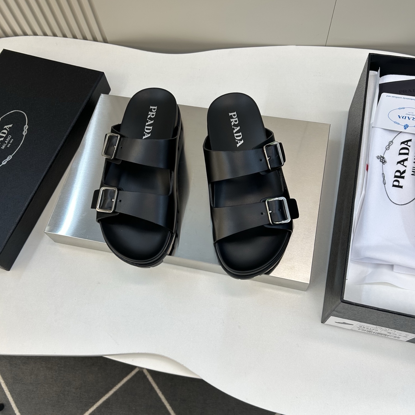 ⚠️【PRA＊A】⚠️男士精品拖鞋⚠️码数：39 －44(45．46订做)⚠️春夏最新款！经典简约男士拖