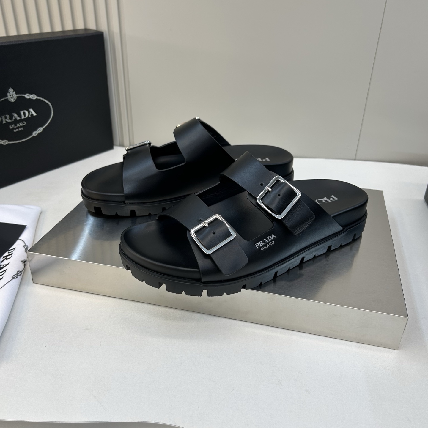 ⚠️【PRA*A】⚠️男士精品拖鞋⚠️码数:39 -44(45.46订做)⚠️春夏最新款!经典简约男士拖 ⚠️【PRA*A】⚠️男士精品拖鞋⚠️码数:39 -44(45.46订做)⚠️春夏最新款!经典简约男士拖